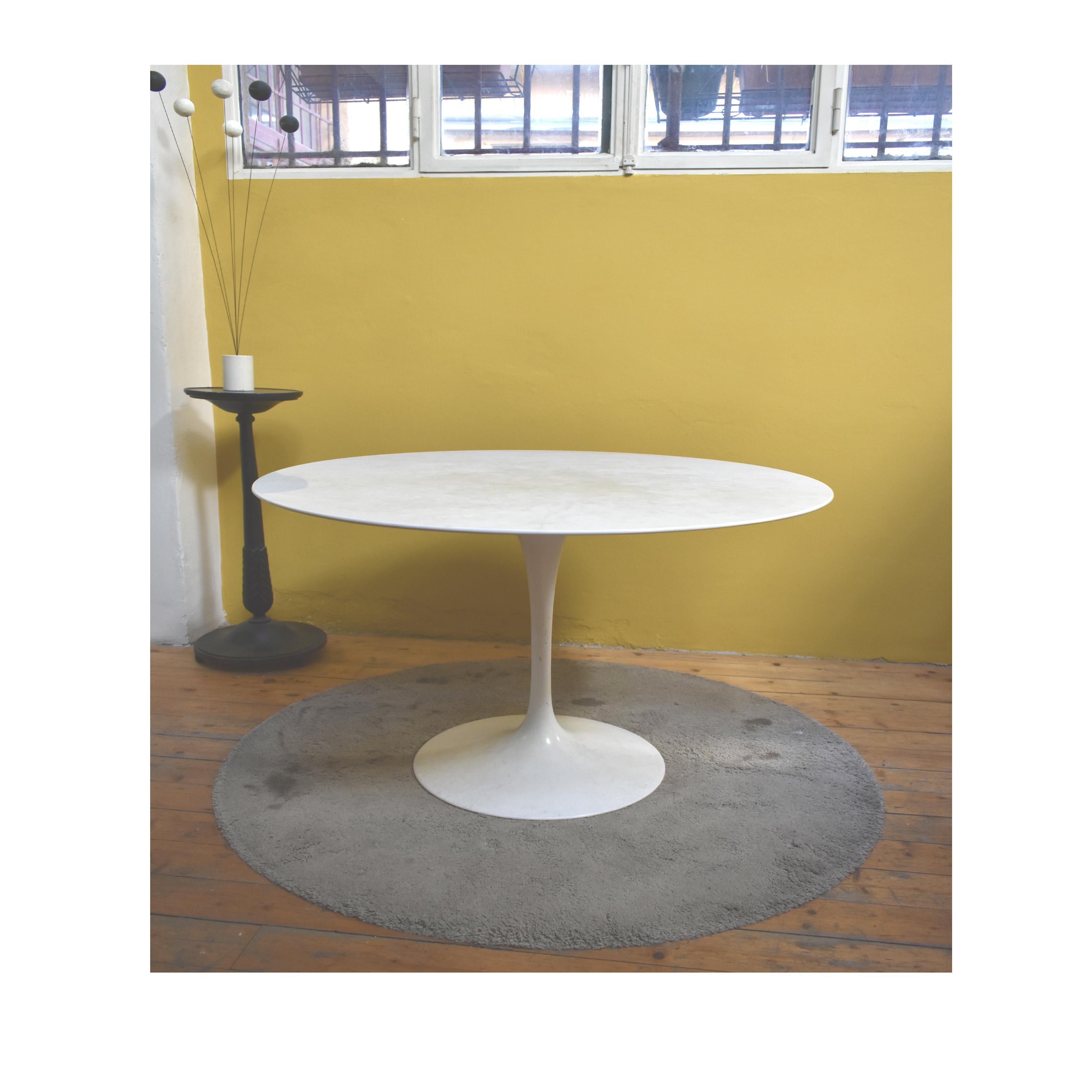 Tulip, Eero Saarinen Pedestal round table, by knoll, 1970.
Round table, with marble top and white aluminum structure.
Design by Eero Saarinen for Knoll.
Dimensions
Height: 70cm
Diameter: 107cm
Condition
There is a stain and a scratch on the marble