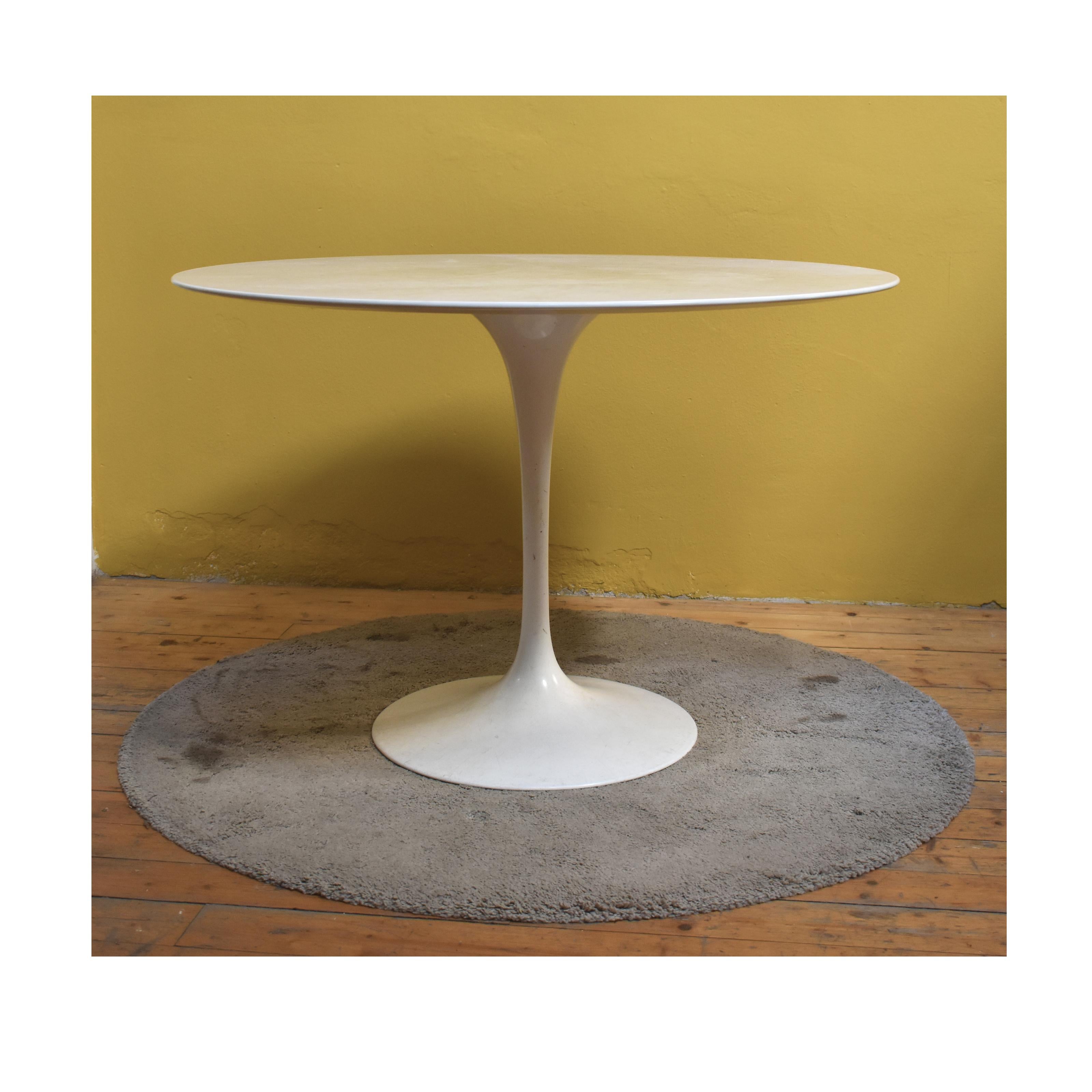 Mid-Century Modern Tulip, Eero Saarinen Pedestal Round Table, by Knoll, 1970, Top in White Marble For Sale