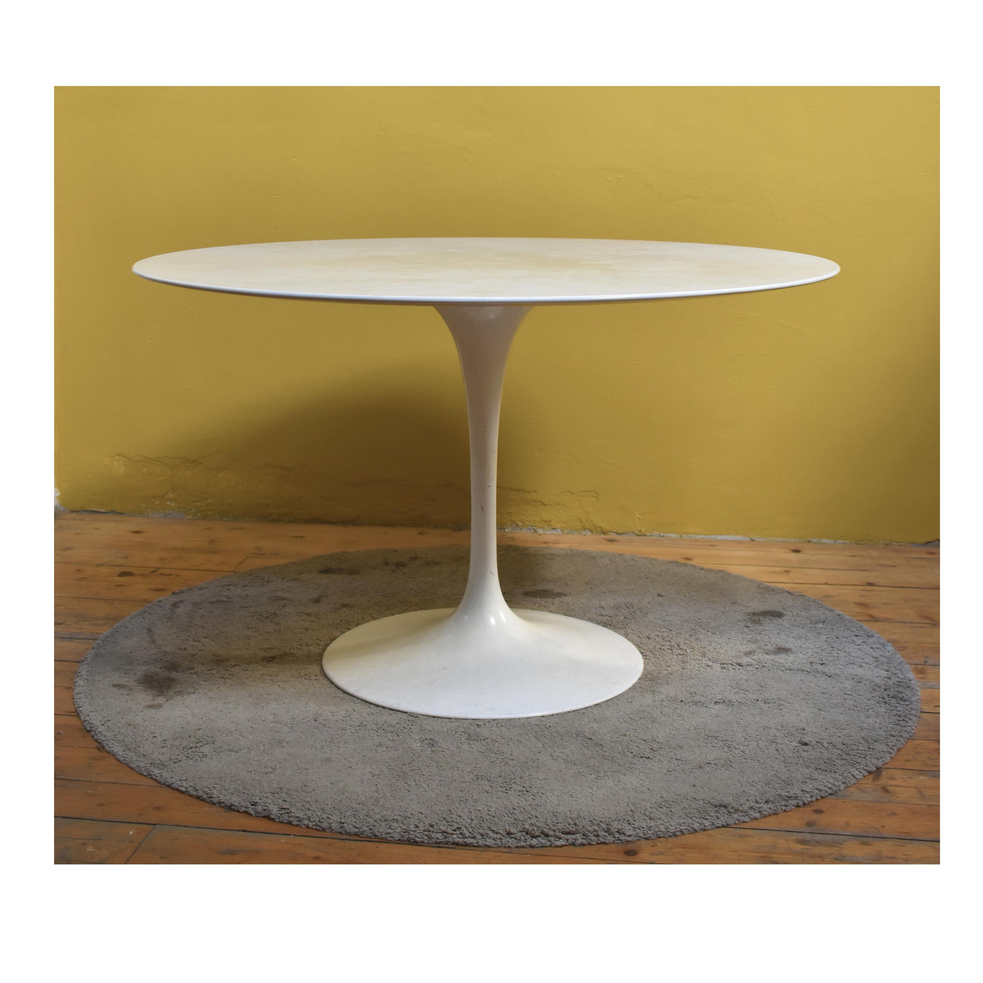 American Tulip, Eero Saarinen Pedestal Round Table, by Knoll, 1970, Top in White Marble For Sale