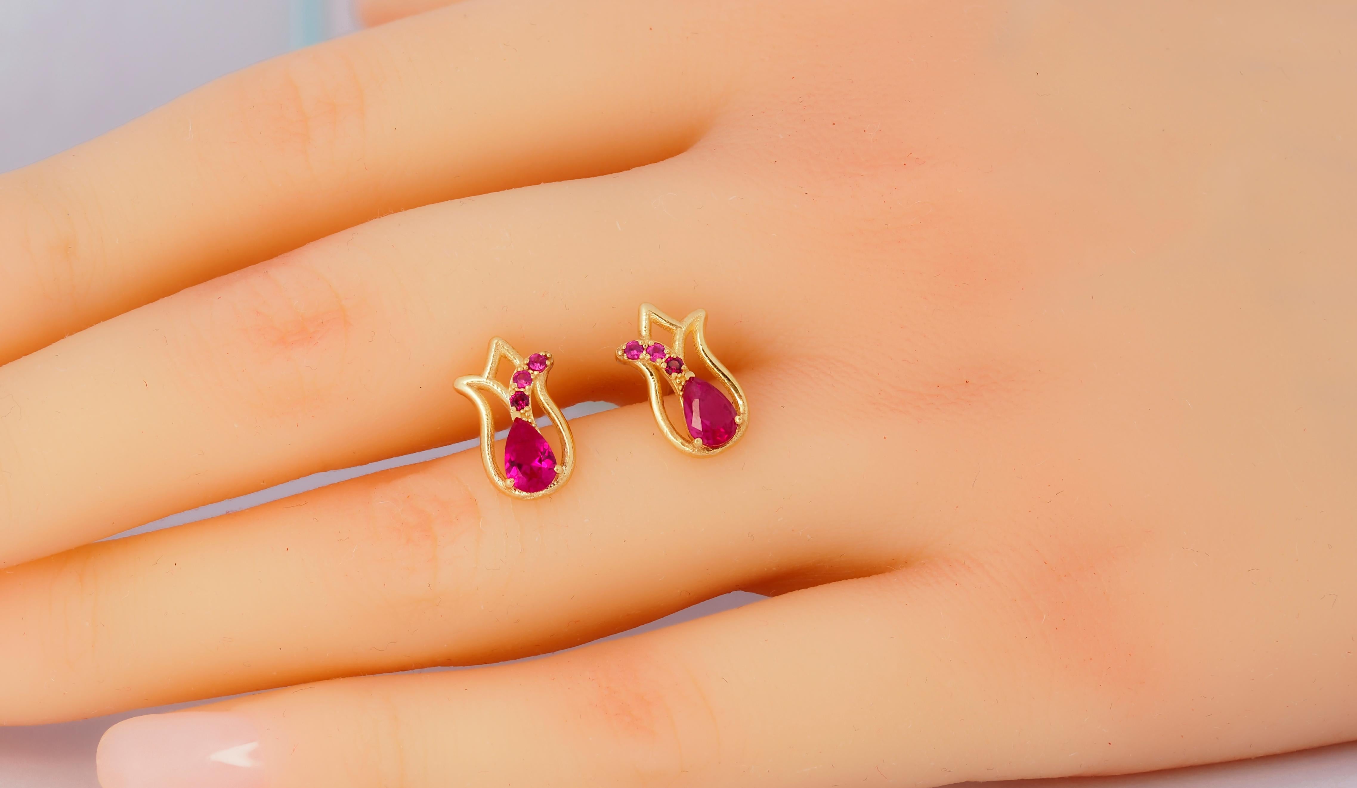 Orecchini a fiore di tulipano con rubini in oro 14k.
Orecchini a pera con rubino in oro 14k. Orecchini d'oro a forma di fiore. Orecchini estivi con pietra natale di luglio. 

Metallo: oro 14k
Peso: 3 gr
Dimensioni: 12x8 mm

Incastonato con rubino,