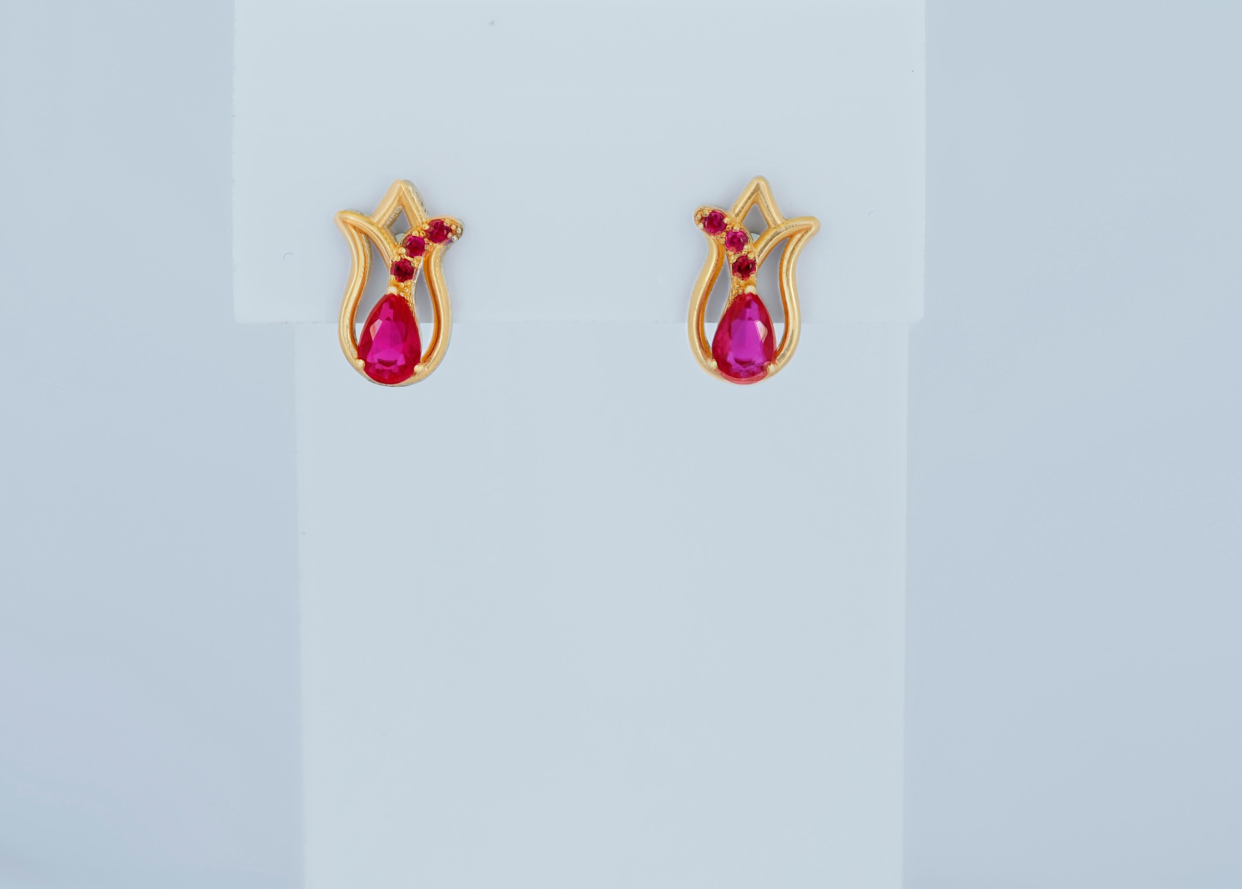 Tulip flower earrings studs with rubies in 14k gold In New Condition For Sale In Istanbul, TR