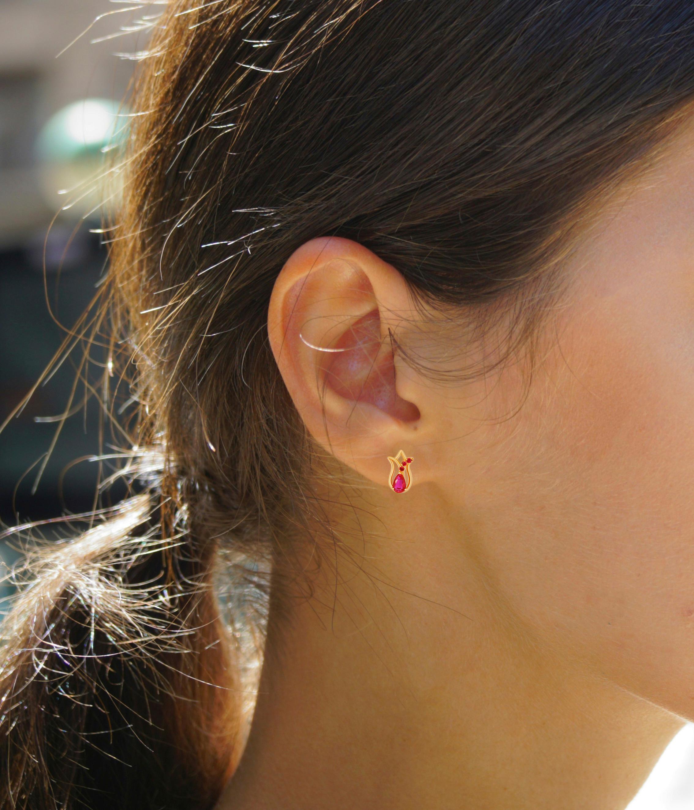 Orecchini a fiore di tulipano con rubini in oro 14k. In condizioni Nuovo in vendita a Istanbul, TR