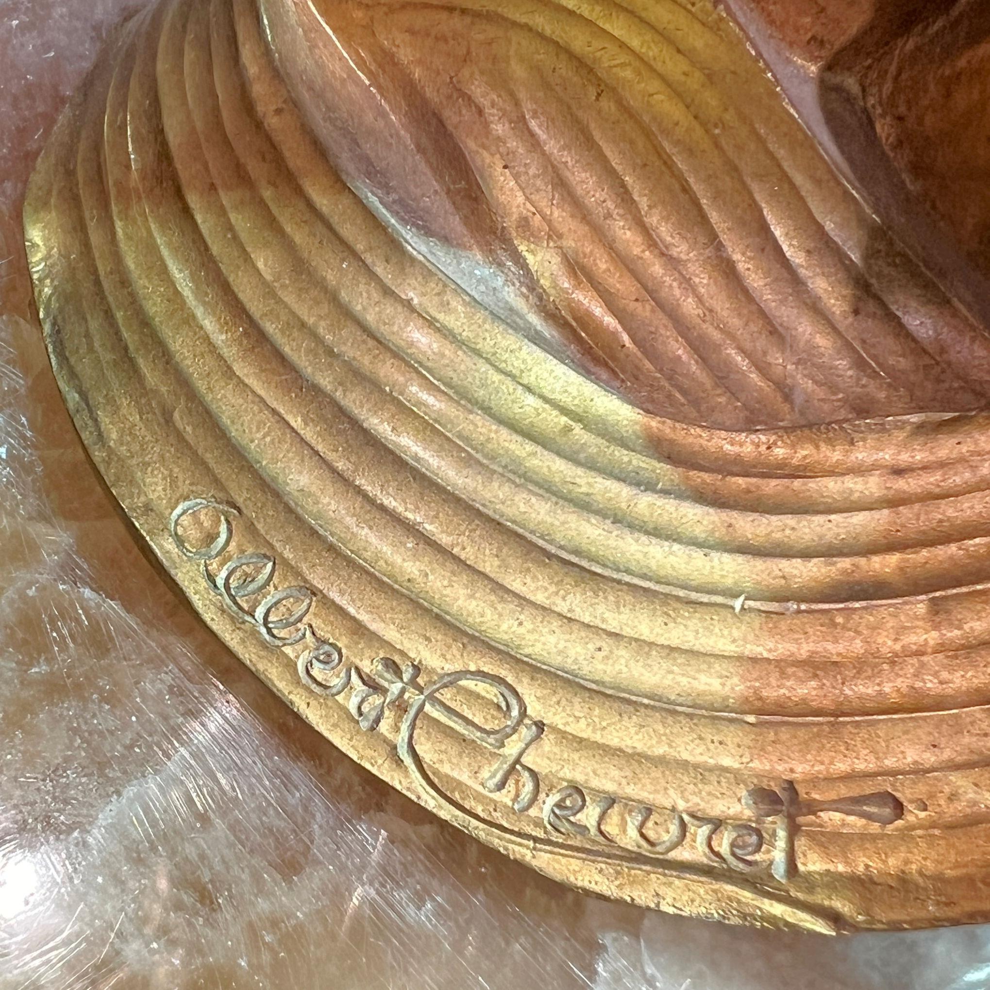 Unsere vergoldeten Tischlampen in Form von Tulpen von Albert Cheuret (1884-1966) aus vergoldeter Bronze mit geschnitzten Blütenblättern aus Alabaster.  14 3/4 Zoll groß und jeweils in sehr gutem Zustand.  Mit modernen Steckdosen und Kabeln, sofort