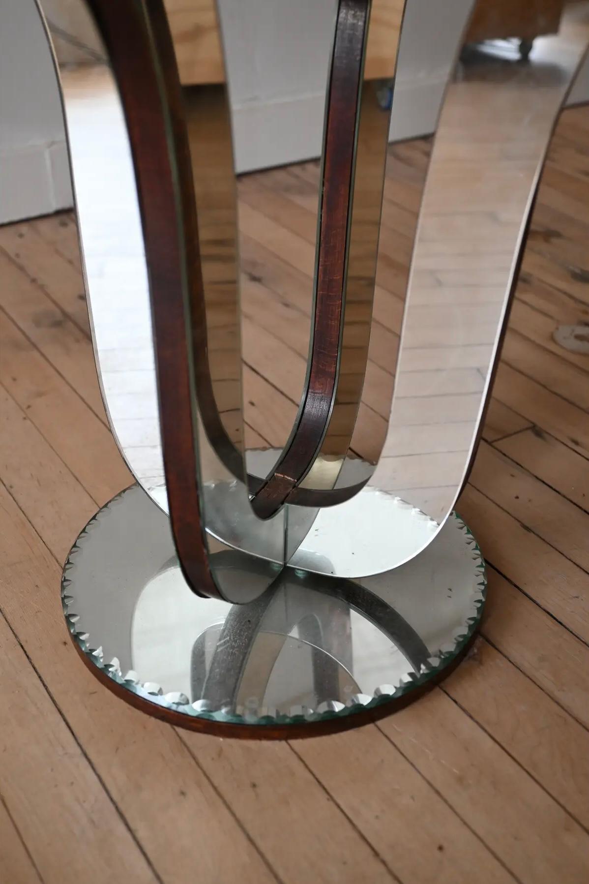 Tulip Form Mirrored Accent Table In Good Condition For Sale In Hudson, NY