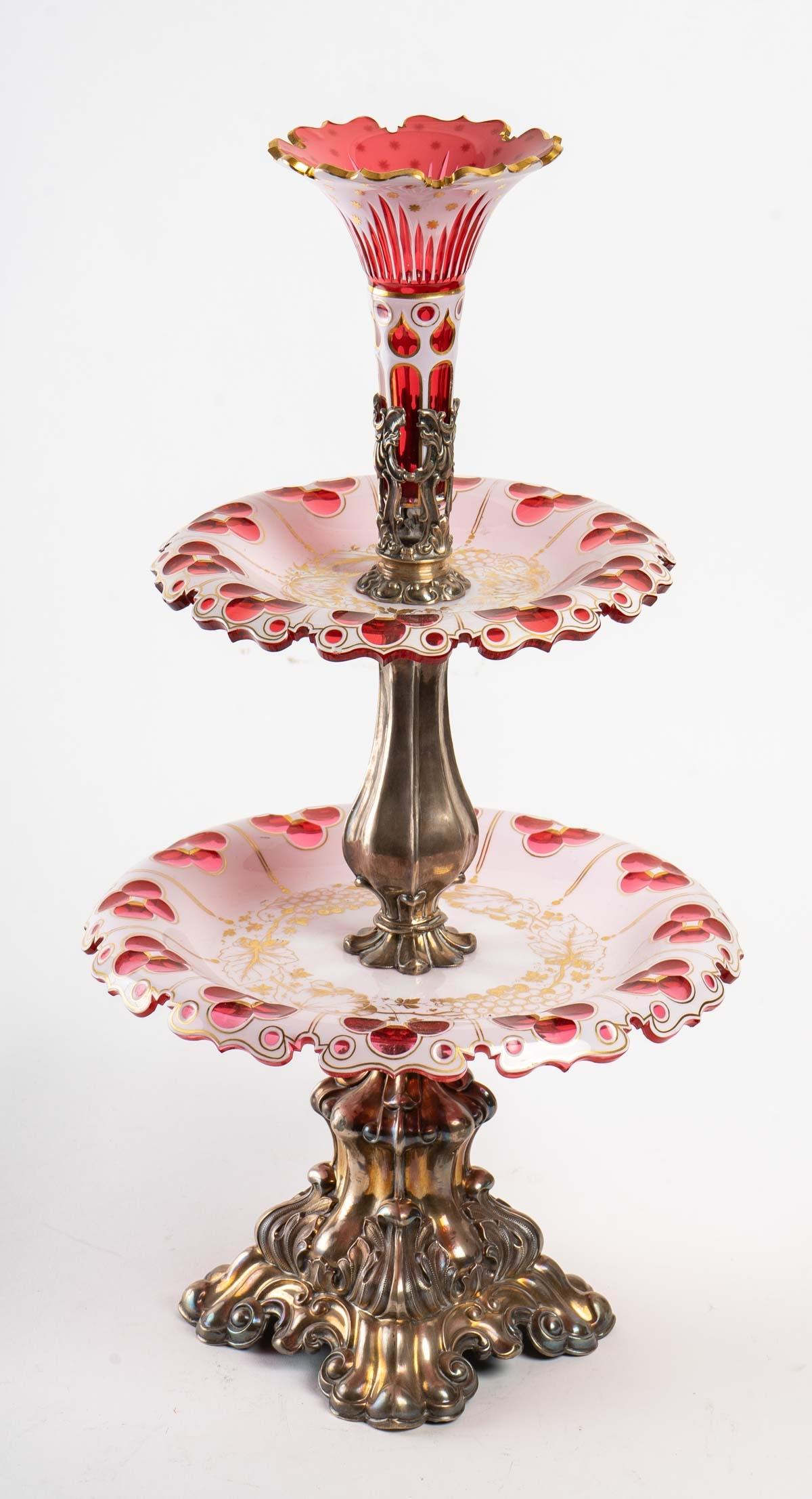 Tulip in red Bohemian crystal and white opaline called overlay with a tree leaf decoration in gold with a silver stand.
Measures: H 52cm, D 28cm.