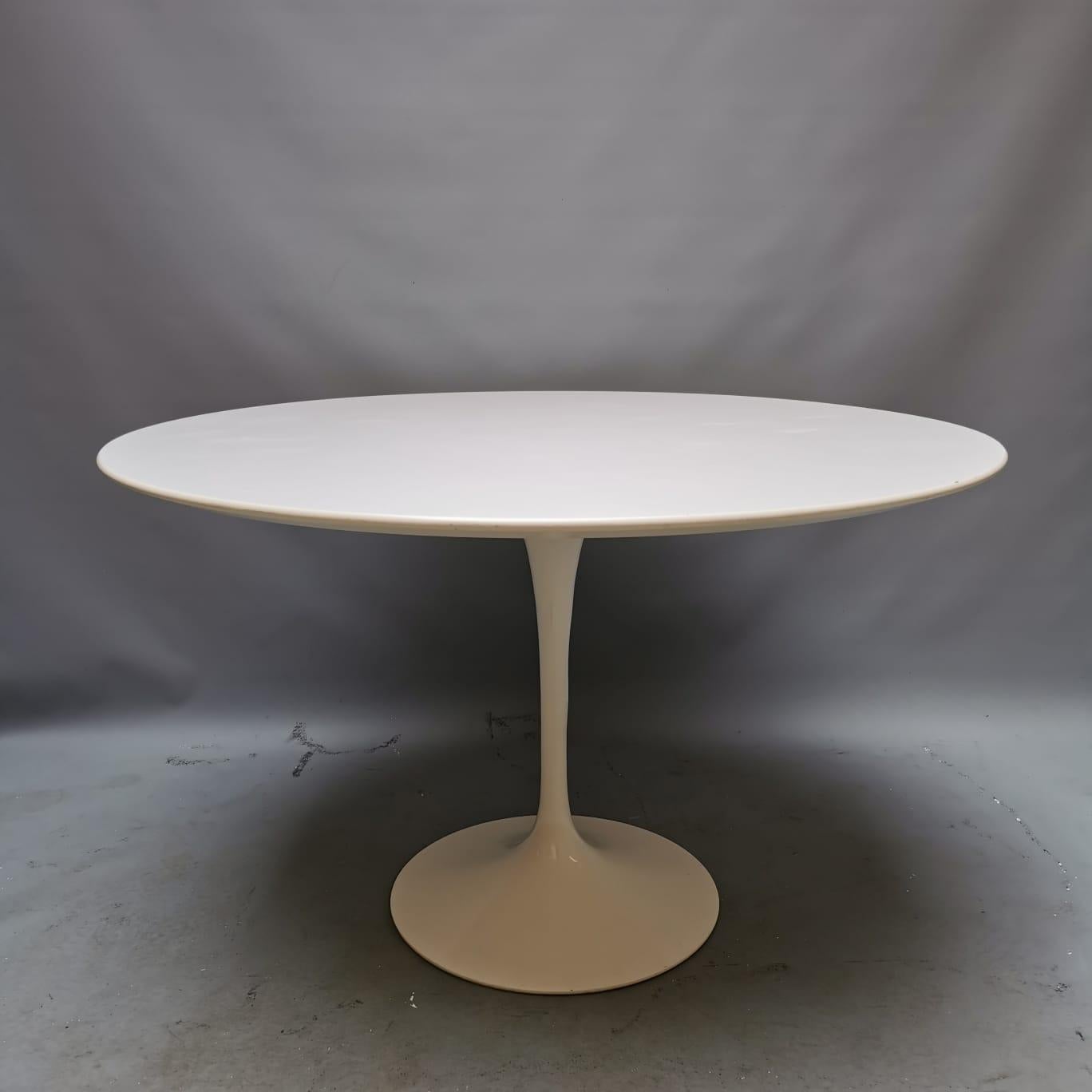 Il s'agit peut-être de l'une des tables les plus connues de l'histoire du design, projet novateur d'Eero Saarinen des années 1950. Où que vous alliez mettre cette table, elle sera capable de créer un environnement unique et élégant. L'objet produit
