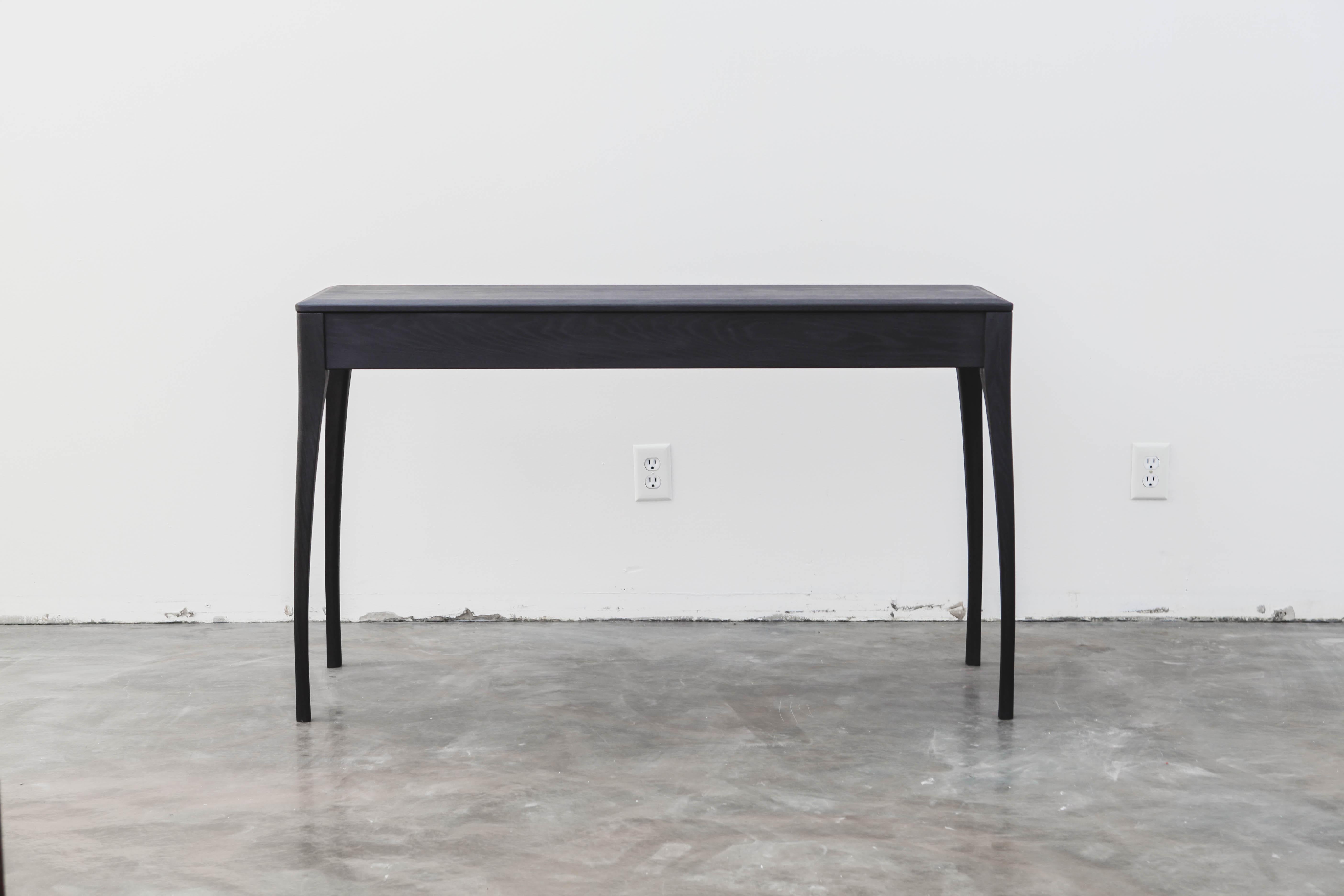 Dieser minimalistische Tisch ist ein großartiger Akzent in jedem Eingangsbereich, Esszimmer oder Wohnzimmer. Eine fesselnde Mischung aus Stil und Funktionalität. Der mit äußerster Präzision und Liebe zum Detail gefertigte Tulip Table zeigt die
