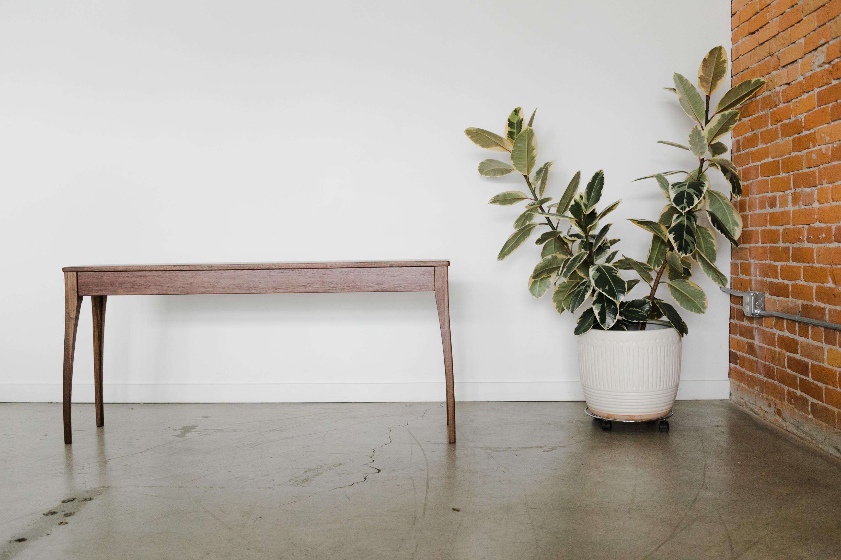 Dieser minimalistische Tisch ist ein großartiger Akzent in jedem Eingangsbereich, Esszimmer oder Wohnzimmer. Eine fesselnde Mischung aus Stil und Funktionalität. Der mit äußerster Präzision und Liebe zum Detail gefertigte Tulip Table zeigt die
