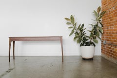 Mesa consola Tulip en nogal by Kope Woodcraft