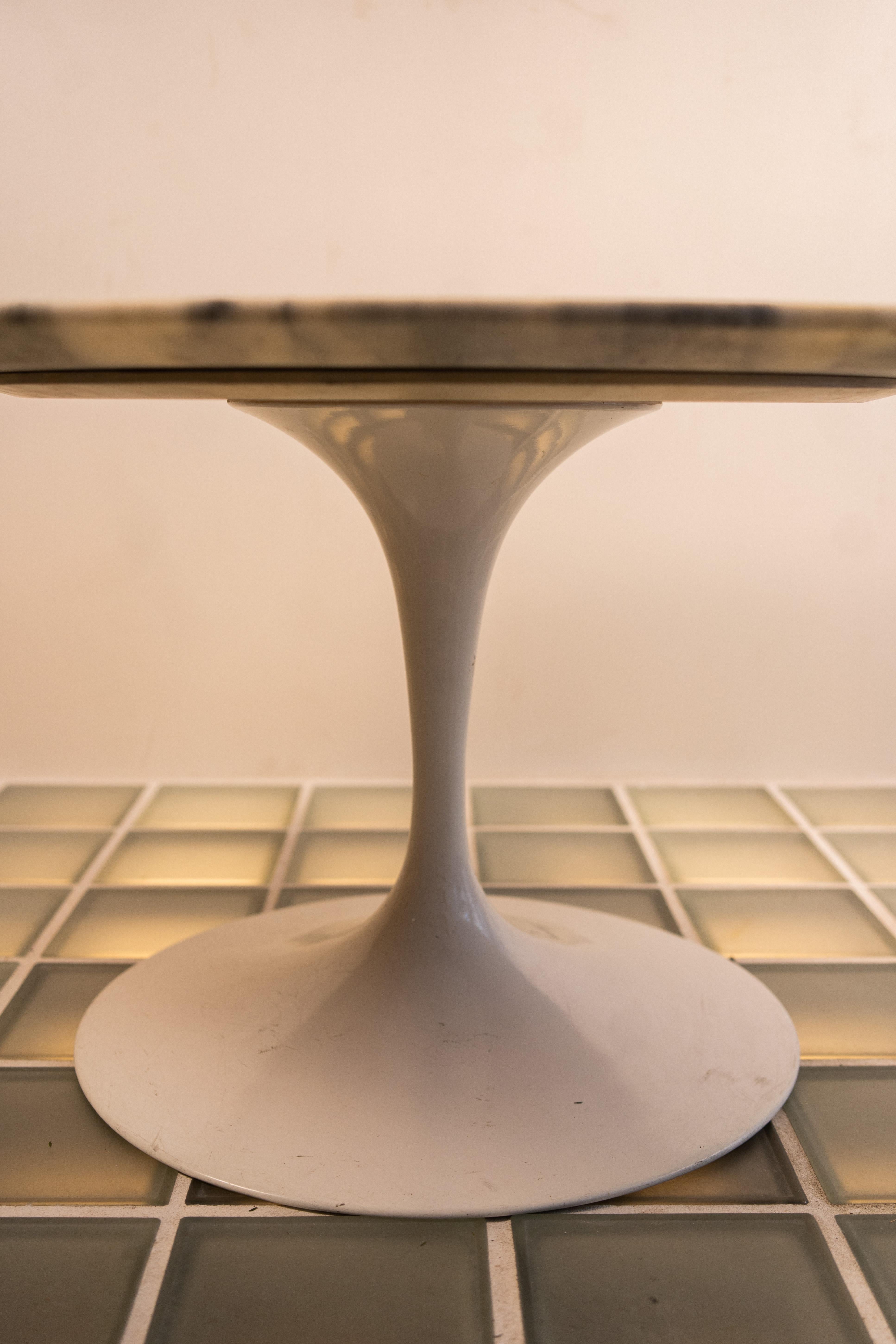 Ovaler Tulpen-Couchtisch aus Marmor von Eero Saarinen für Knoll International
Sockelsammlung
Die Marmorplatte ist 2 cm dick; das weiße Laminat ist 3 cm dick
Der Sockel ist schwer und besteht aus gegossenem Aluminium, das mit Rilsan geschützt ist,
