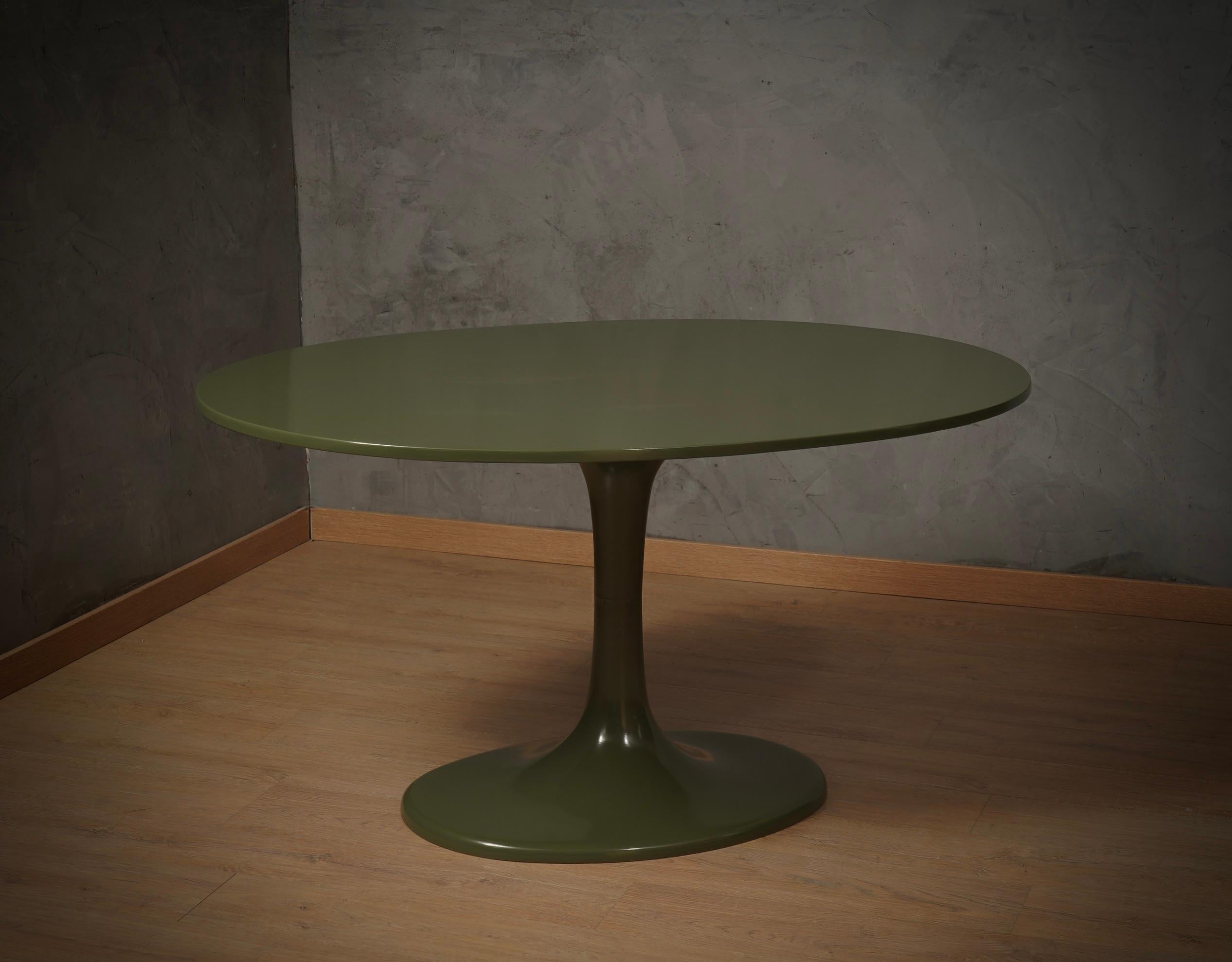 Beautiful oval tulip-shaped table, from the middle of the last century, in green resin.

The structure is all in green lacquered resin. Its shape is the classic tulip shape by Eero Saarinen. The table is in a perfect oval. It can be set comfortably