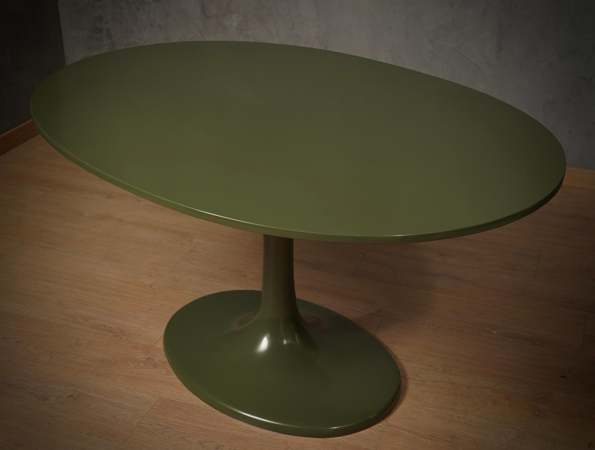 Lacquered Tulip Oval Green Mid-Century Central Table / Dinning Table, 1970