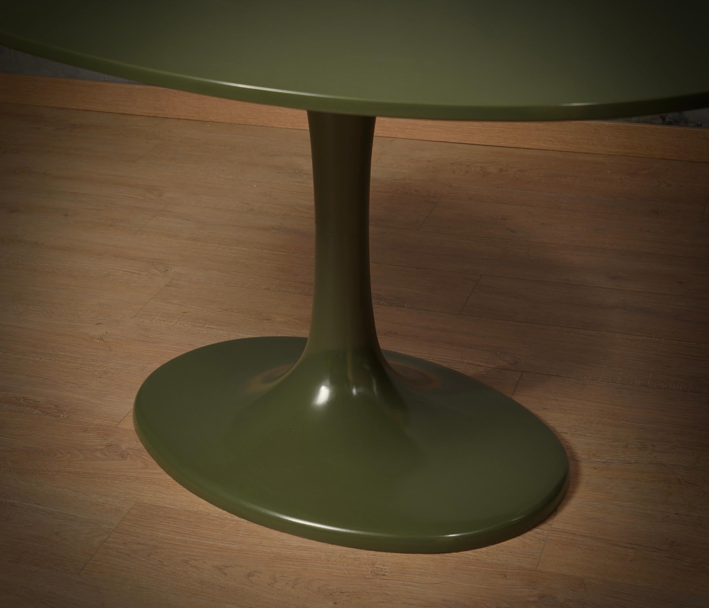 Tulip Oval Green Mid-Century Central Table / Dinning Table, 1970 In Good Condition In Rome, IT