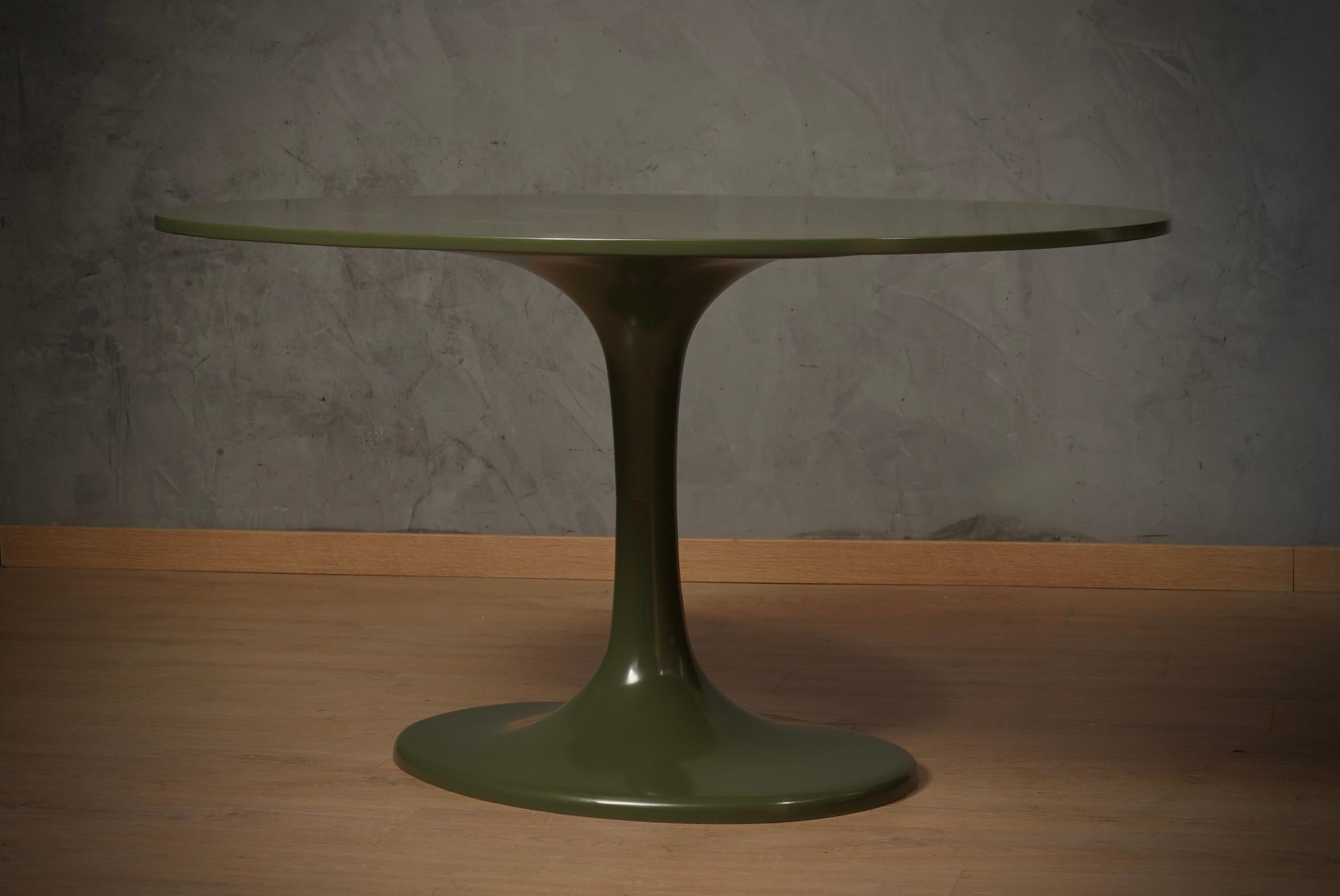 Resin Tulip Oval Green Mid-Century Central Table / Dinning Table, 1970