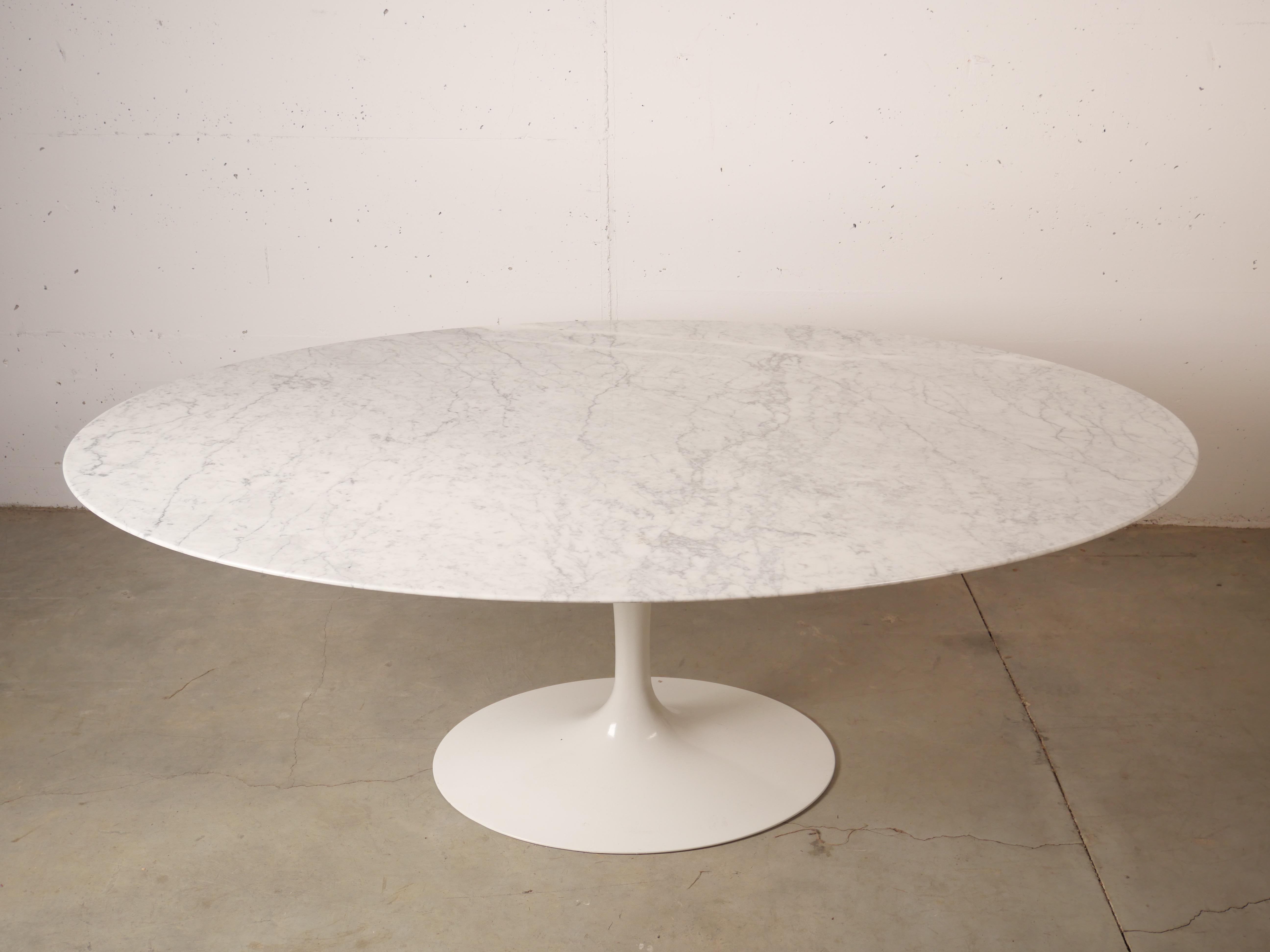 Stunning oval marble-top pedestal dining table designed by Eero Saarinen for Knoll features a broad 78
