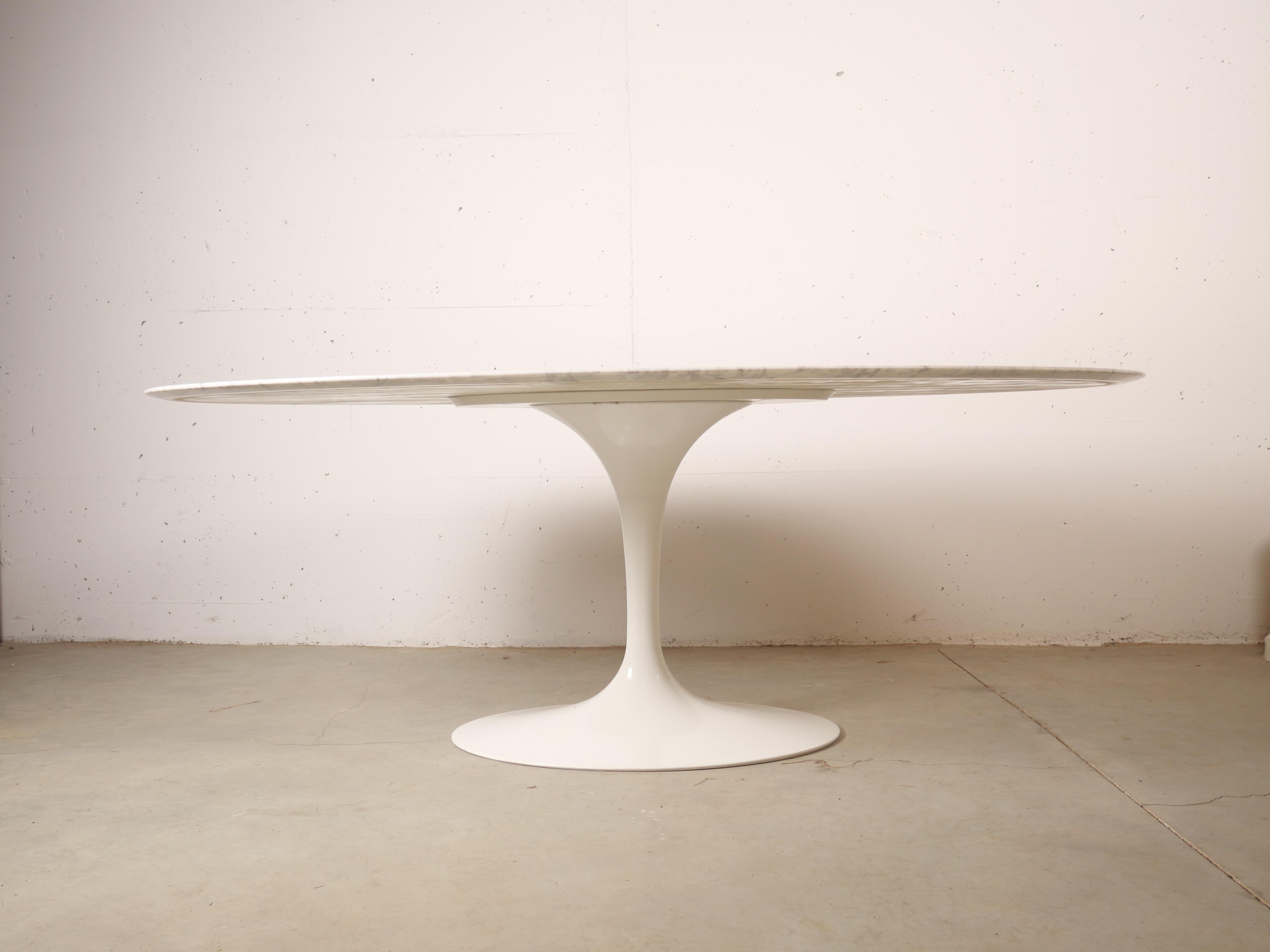 Late 20th Century Tulip Oval Marble Dinning Table by Eero Saarinen for Knoll