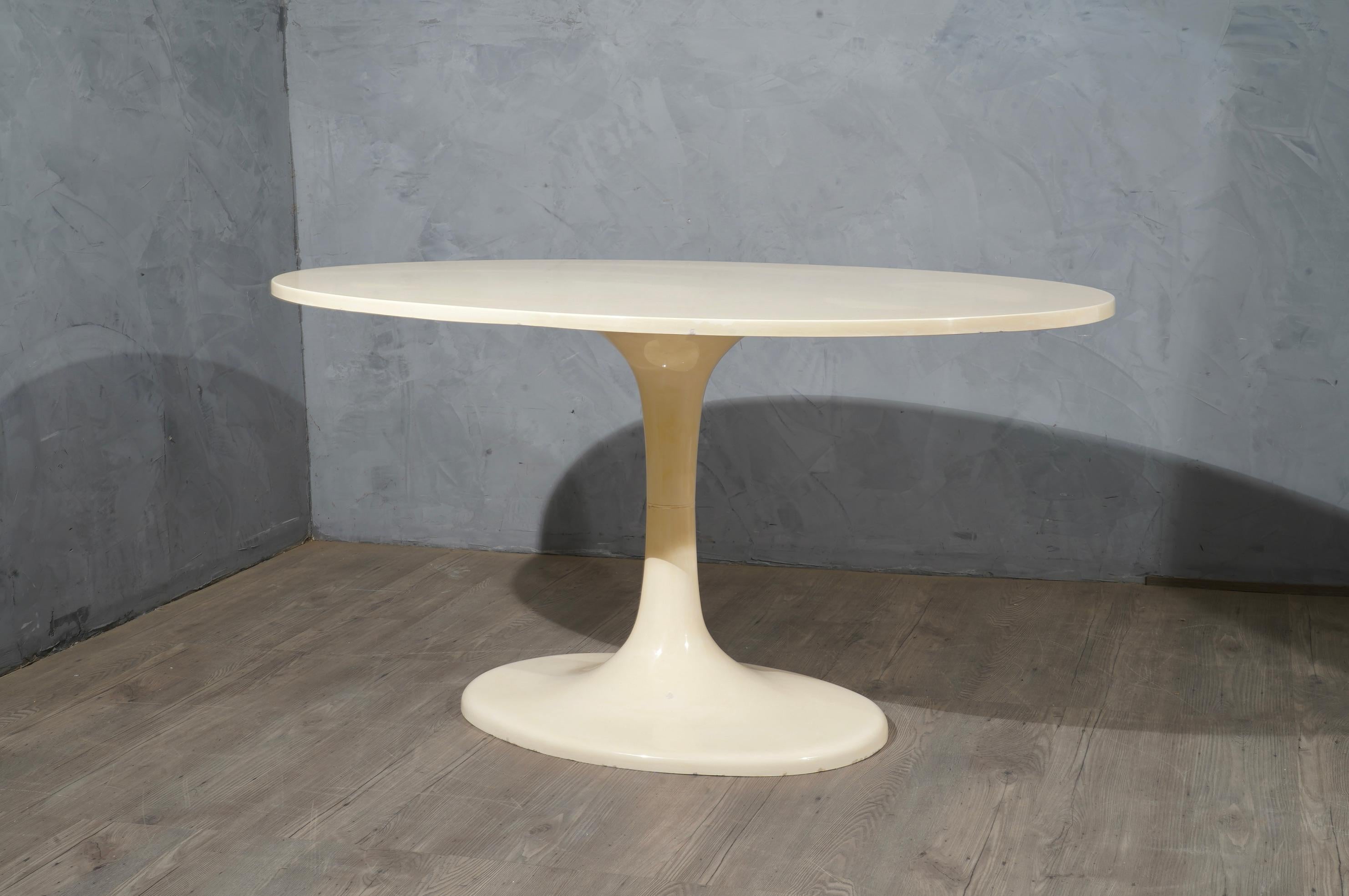 Tulip Oval Table, 1970 4