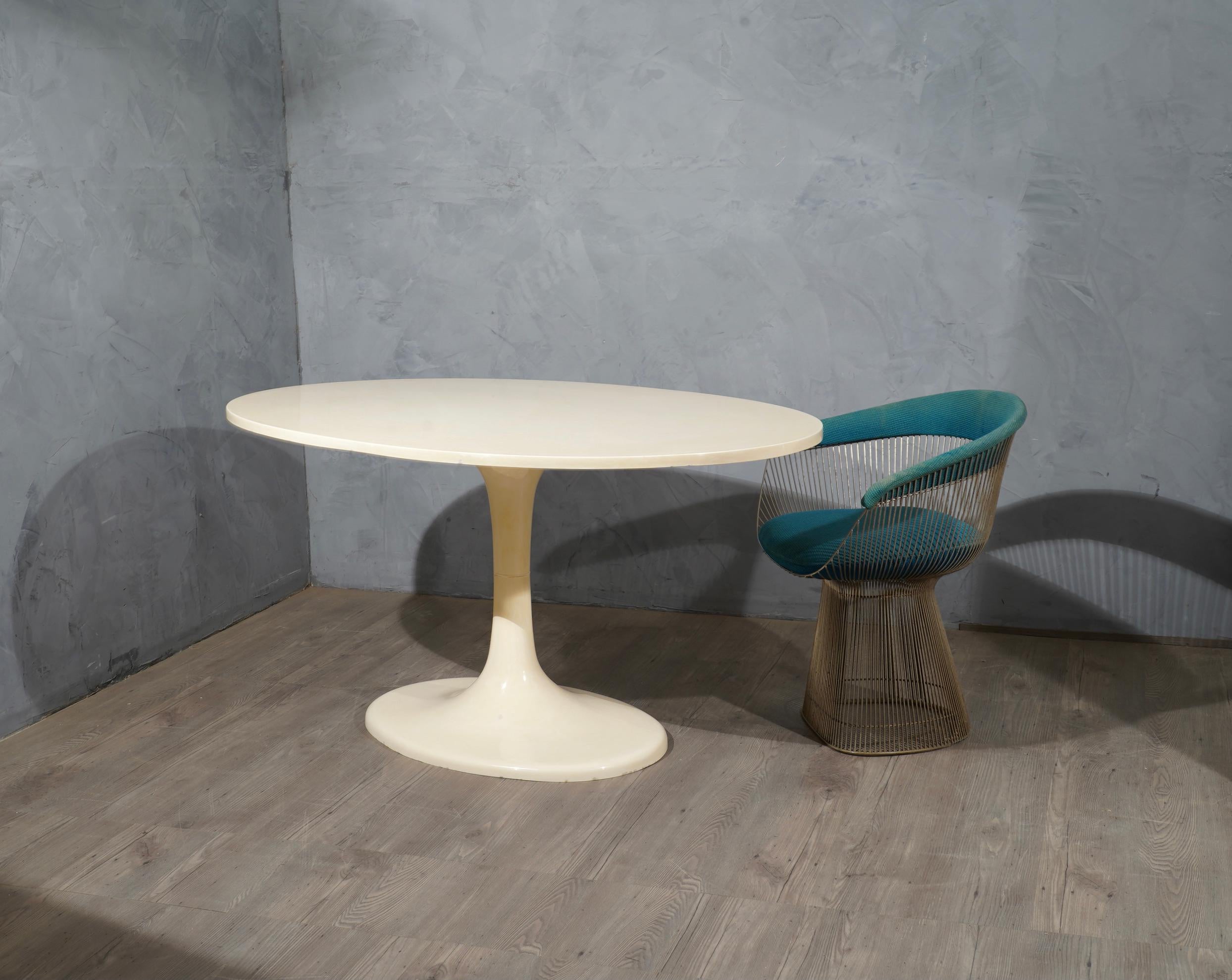 Beautiful oval table in the tulip shape, from the middle of the century.

The structure is all in plastic and white resin. Its shape is the Classic tulip shape by Eero Saarinen. The table is in a perfect oval.

Restored by the expert hands of our
