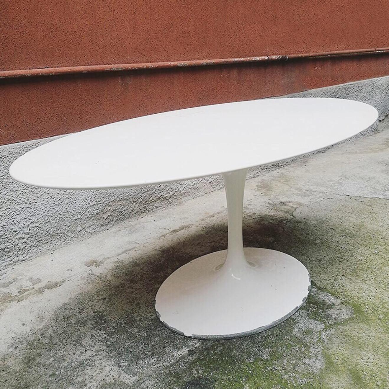 Tulip oval table with white lacquered aluminium base and laminated top from 1970s
Inspired from the Eero Sarinen tulpi this is a replica of the famous Knoll table.
The oval top is completely reconditioned and the base conserve the patina and the