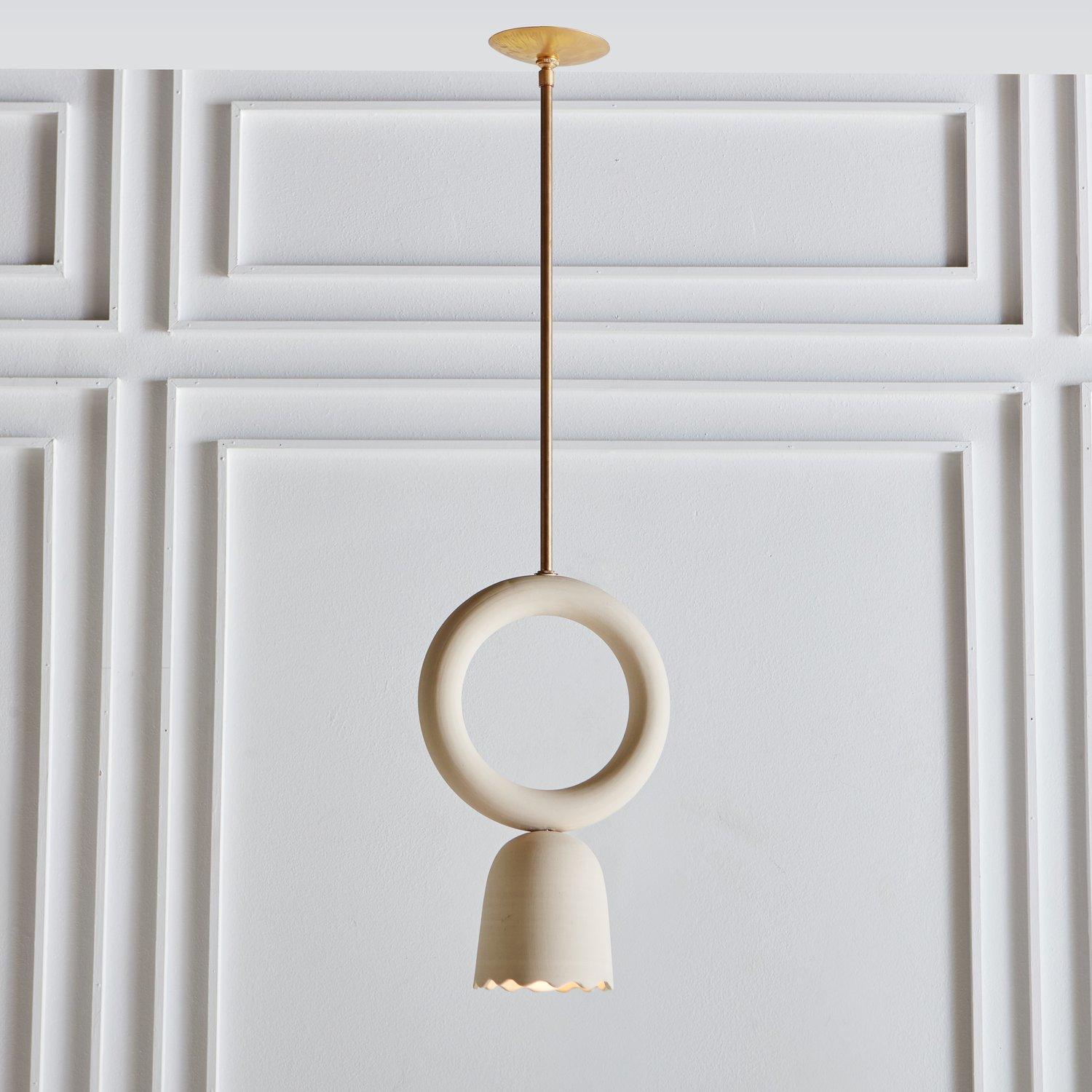 Progettato per nascondere tutti i componenti elettrici all'interno della sua forma, questo pezzo è una prodezza di design ed eleganza. Scultoreo e delicato, offre morbidezza e calore alla tua casa. Ogni componente può essere sostituito in caso di