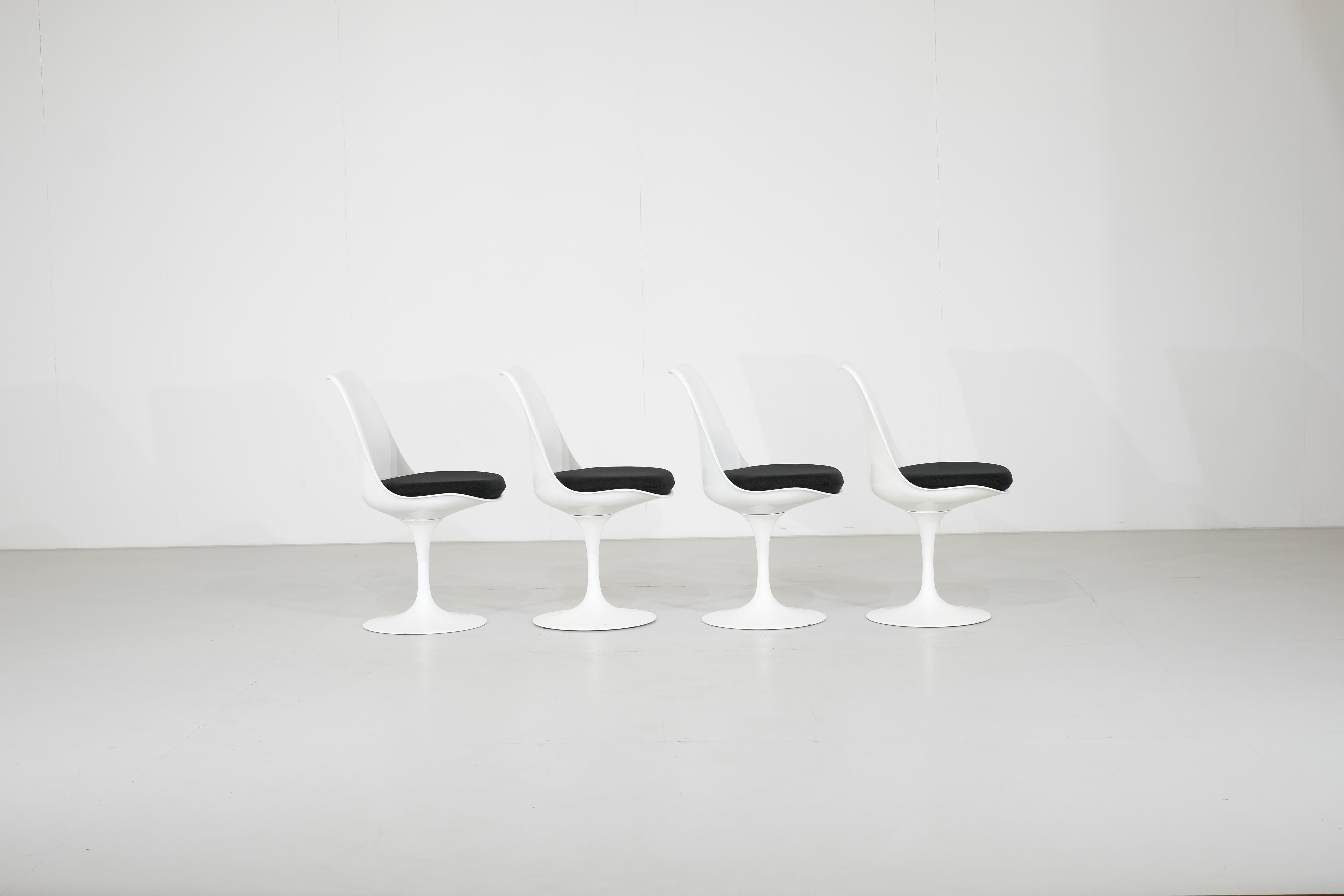 Mid-Century Modern Tulip pivoting chairs by Eero Saarinen for Knoll, 1960s For Sale
