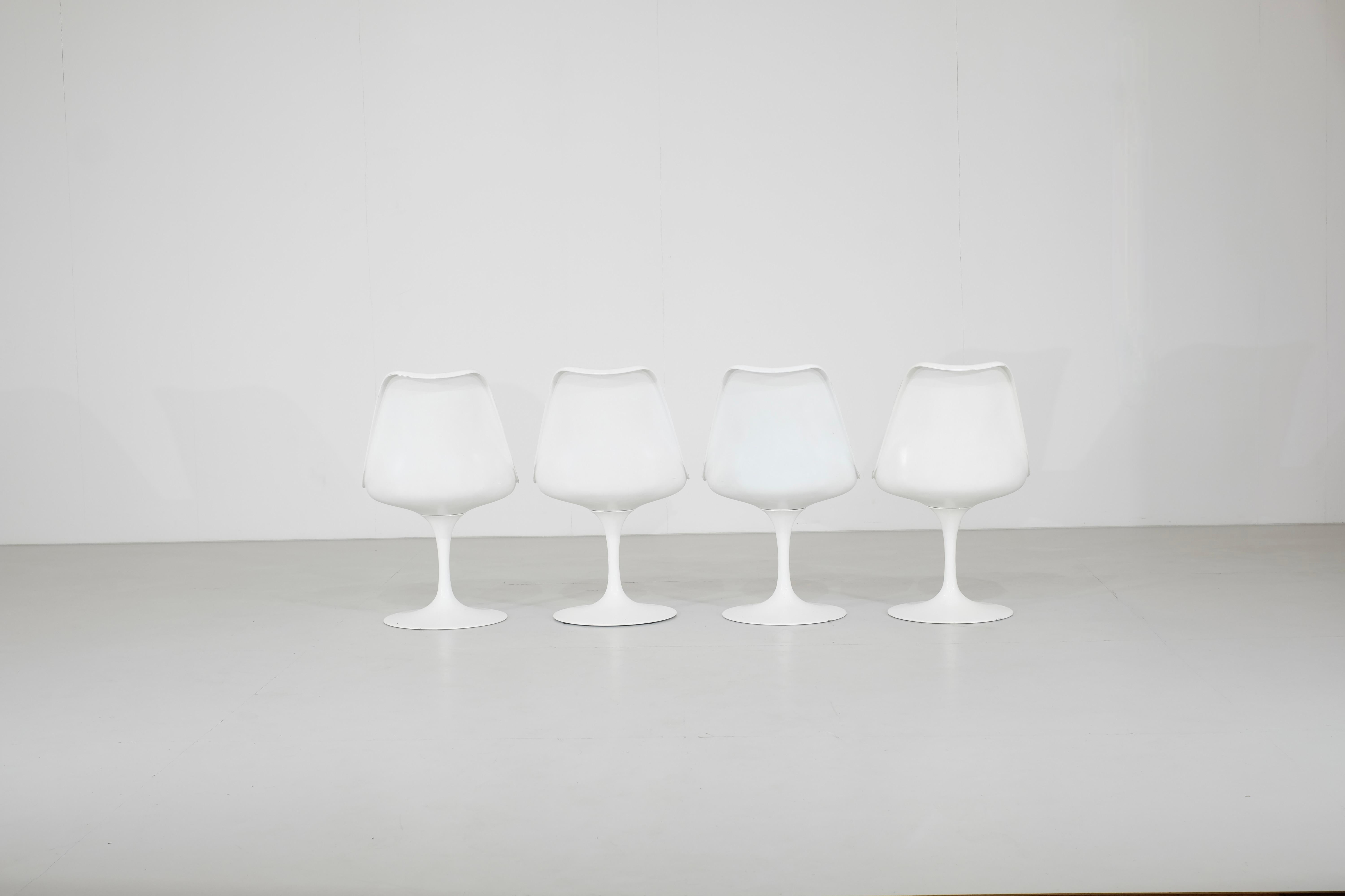 Italian Tulip pivoting chairs by Eero Saarinen for Knoll, 1960s For Sale