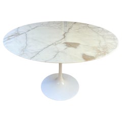 Tulip Round Table, Eero Saarinen Knoll, Gold Calcatta, 2021