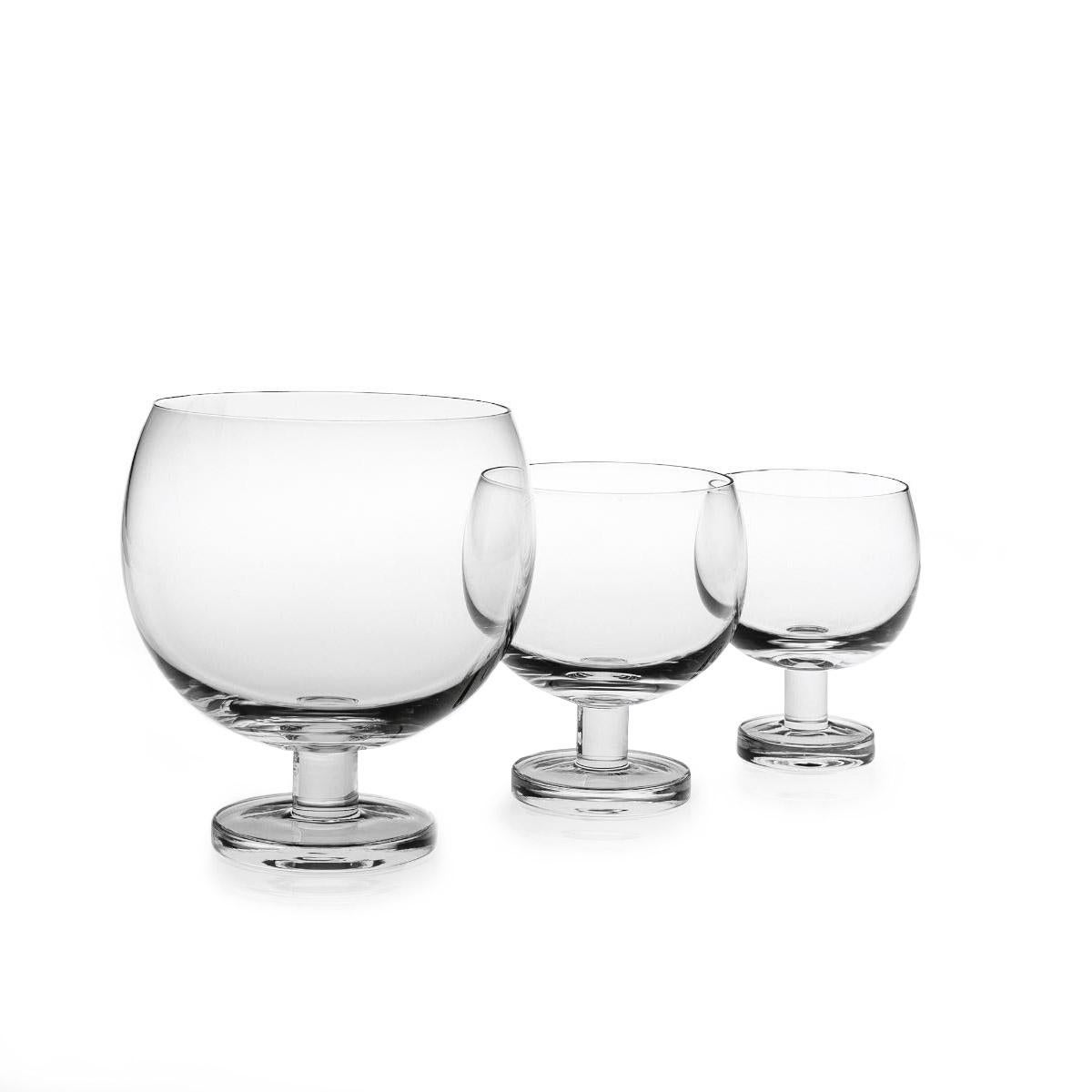 Wasserglas aus geblasenem Glas in einer Form. Die Tulip-Kollektion ist eine Glaswarenfamilie von Aldo Cibic, der diese Stücke auf der Grenze zwischen klassischem und postmodernem Design entworfen hat. Die kühn-schlichten geometrischen Formen sind