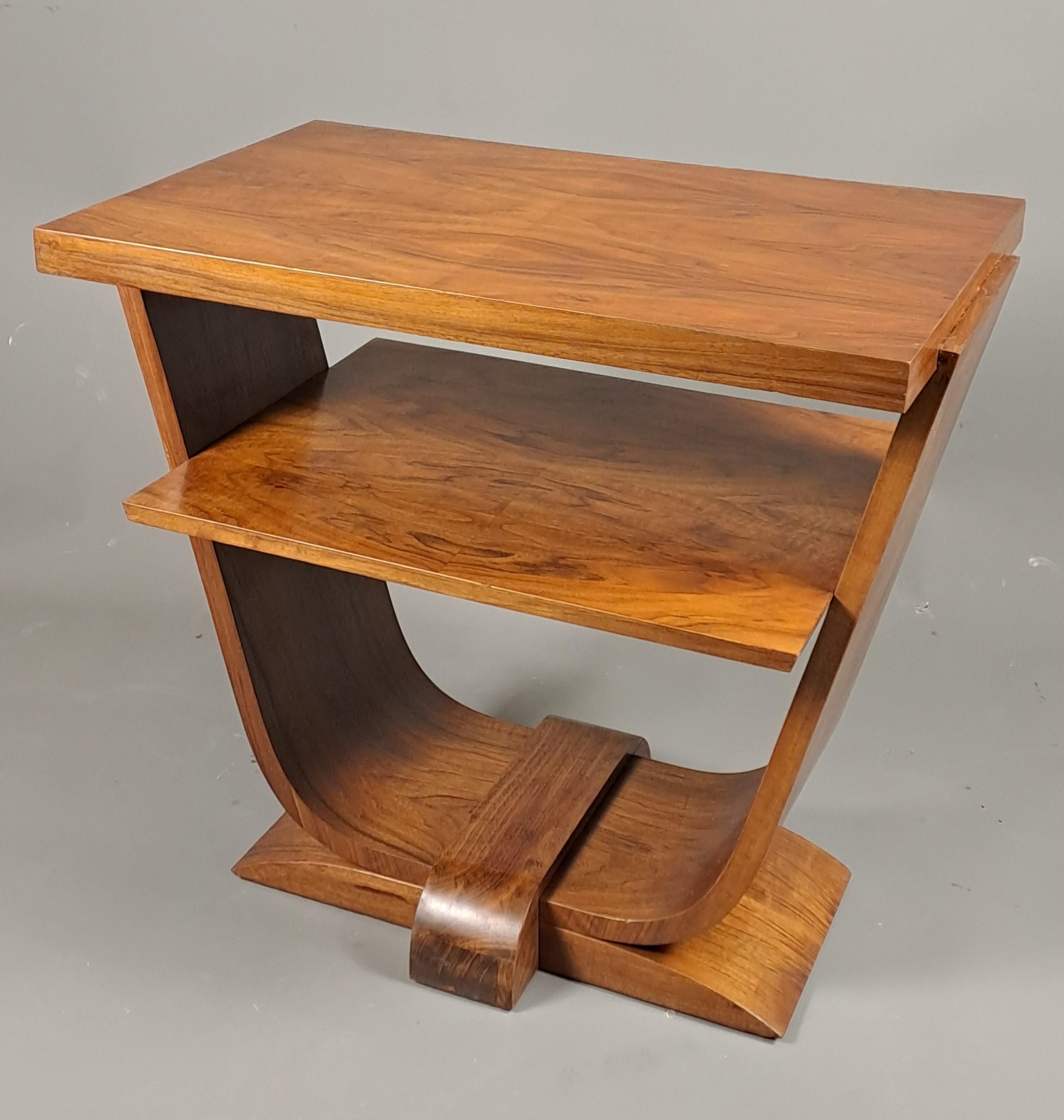 Beautiful tulip-shaped living room table with double rectangular top.
Walnut and solid walnut veneer.

Work of quality from the art deco period - circa 1940

Very good condition, refinished by our workshop