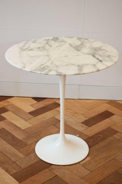 Table d'appoint Tulip d'Eero Saarinen pour Knoll avec plateau en marbre Arabescato