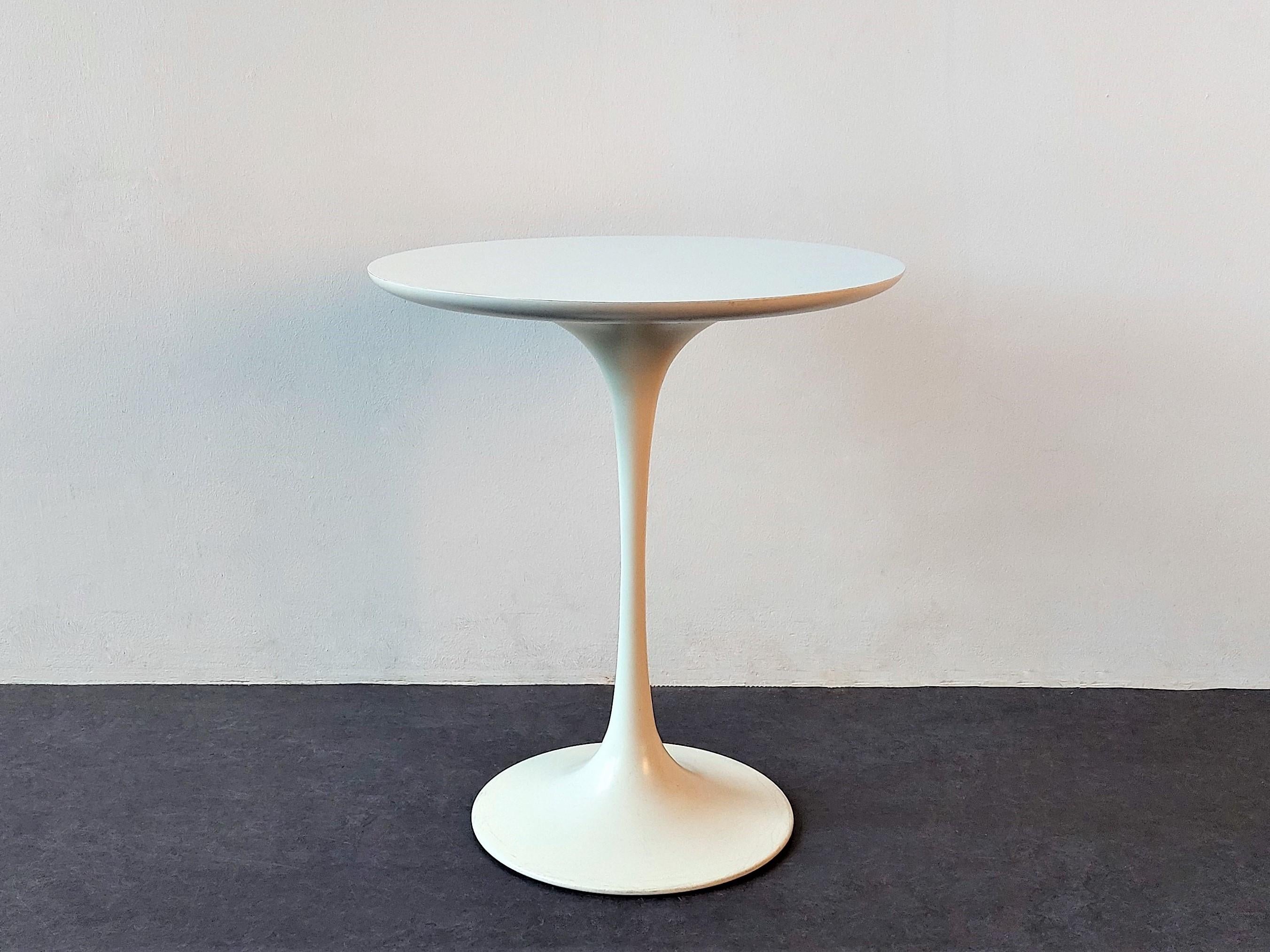 This stunning side table is a design by Maurice Burke for Arkana in Engeland in the early 1960's. It is an iconic Space Age design, inspired by the Eero Saarinen design for Knoll from the late 1950's. The table has a white rounded laminated table