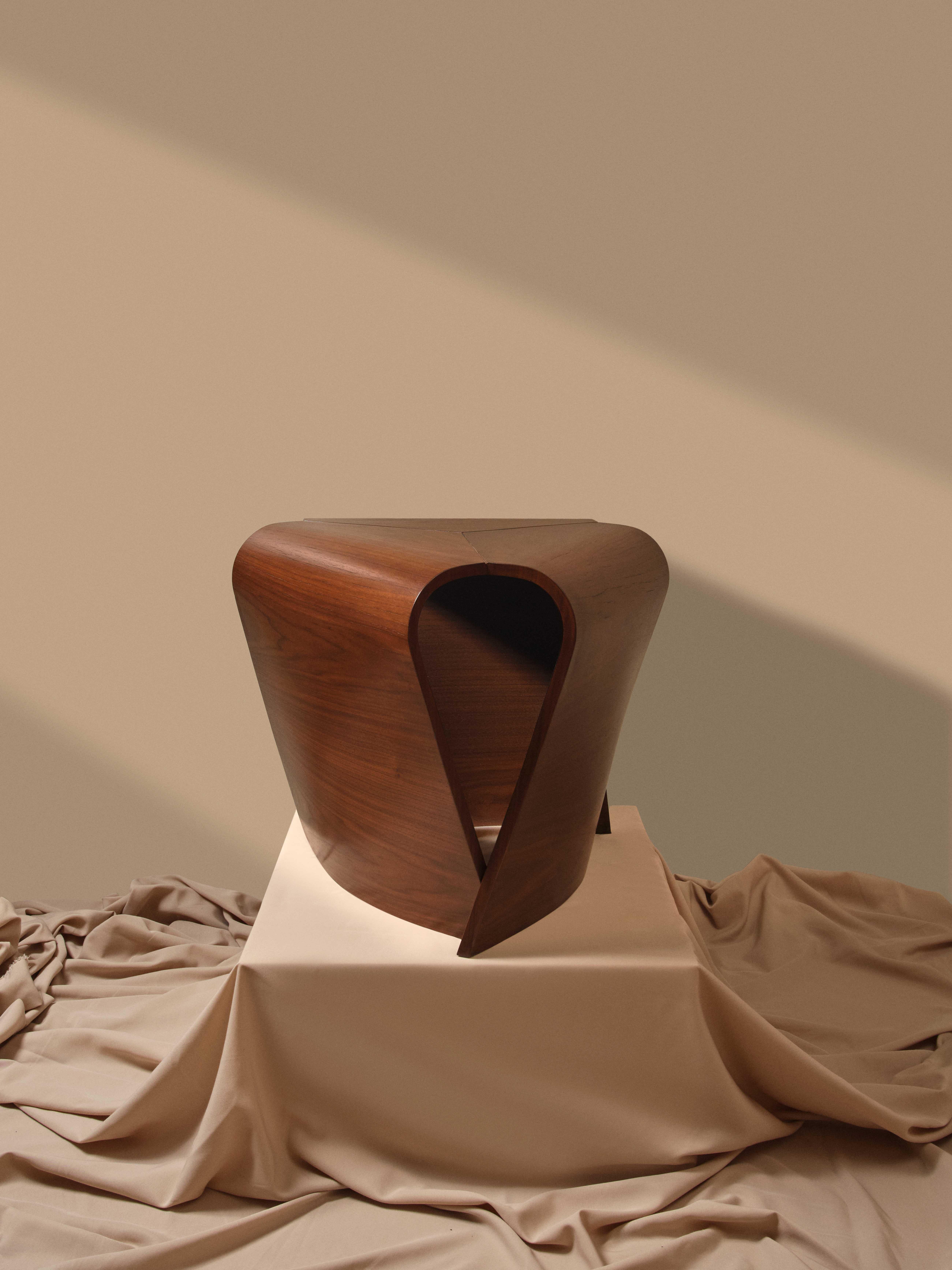 Tabouret, contreplaqué noyer, tulipe en vente 1