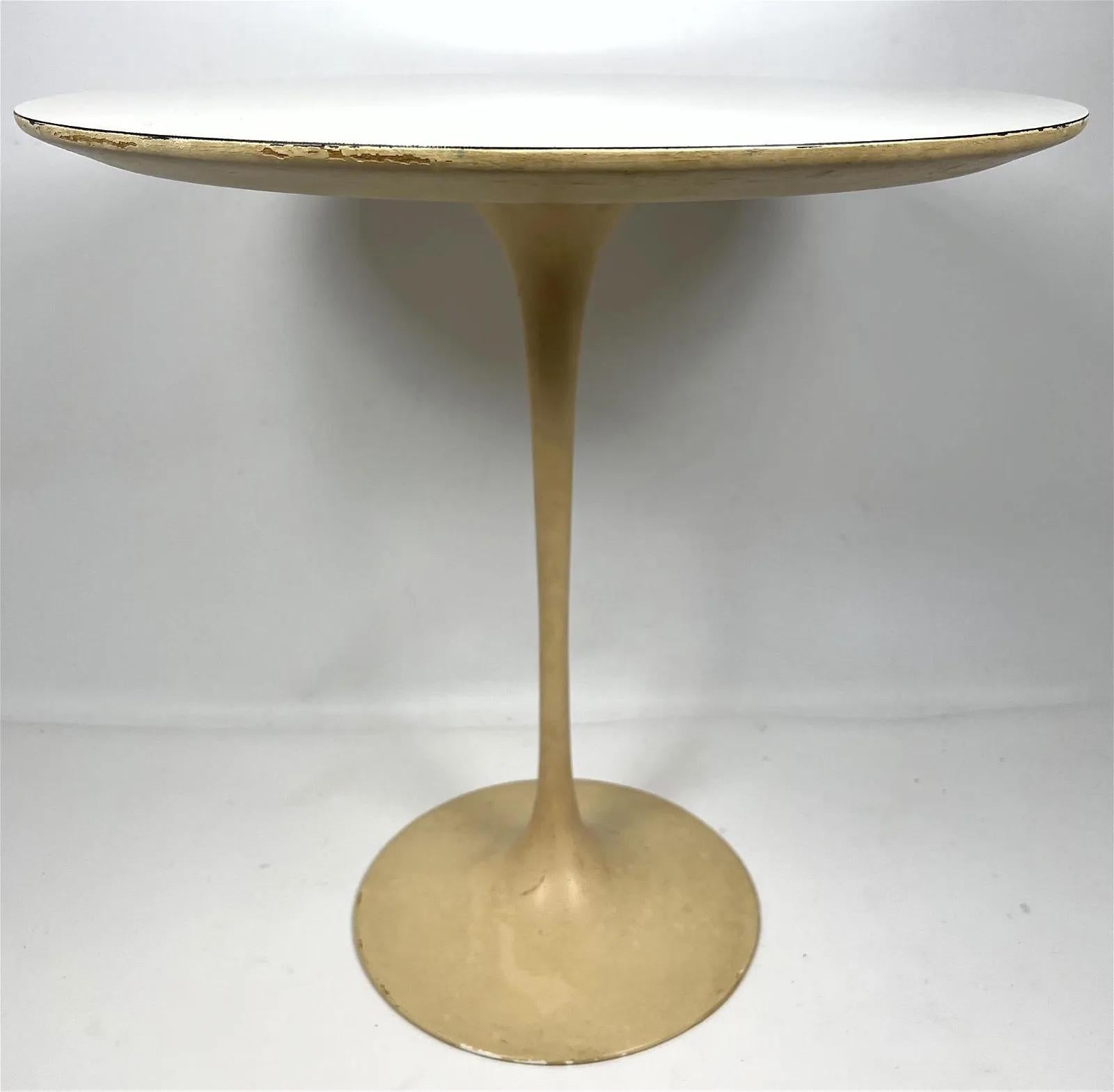 Tulip Side Table In Good Condition For Sale In Napa, CA