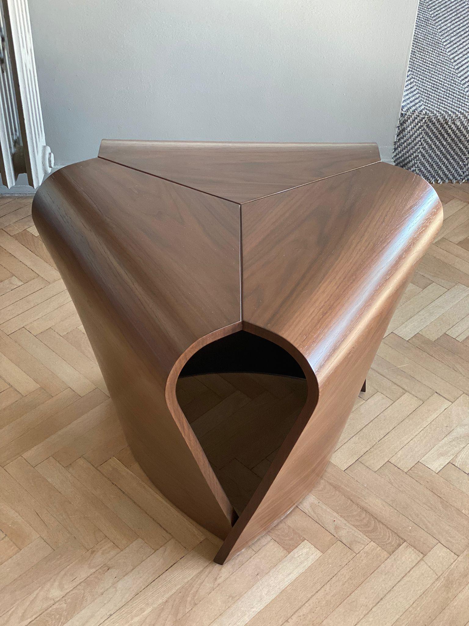 XXIe siècle et contemporain Tabouret, contreplaqué noyer, tulipe en vente