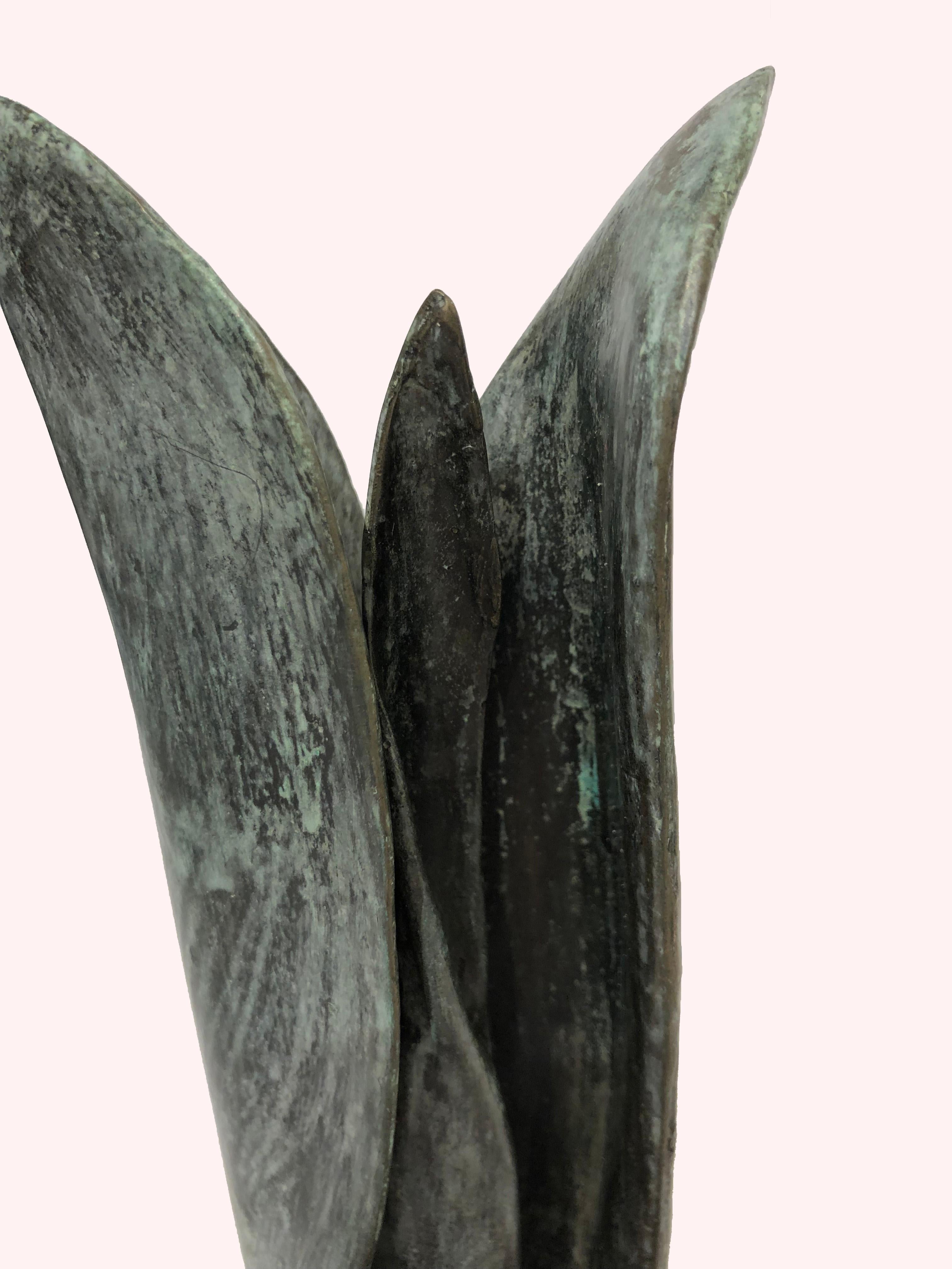 Tulip, Small Scale Cast Bronze Botanical Sculpture of an Emerging Spring Tulip (Organische Moderne)