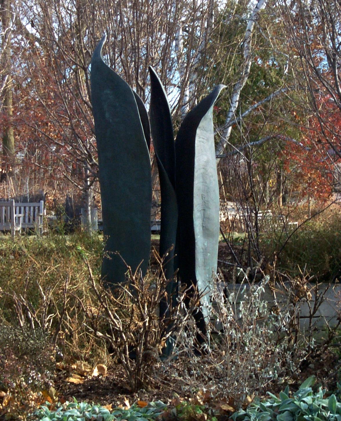 Tulip, Small Scale Cast Bronze Botanical Sculpture of an Emerging Spring Tulip im Zustand „Neu“ in Chicago, IL