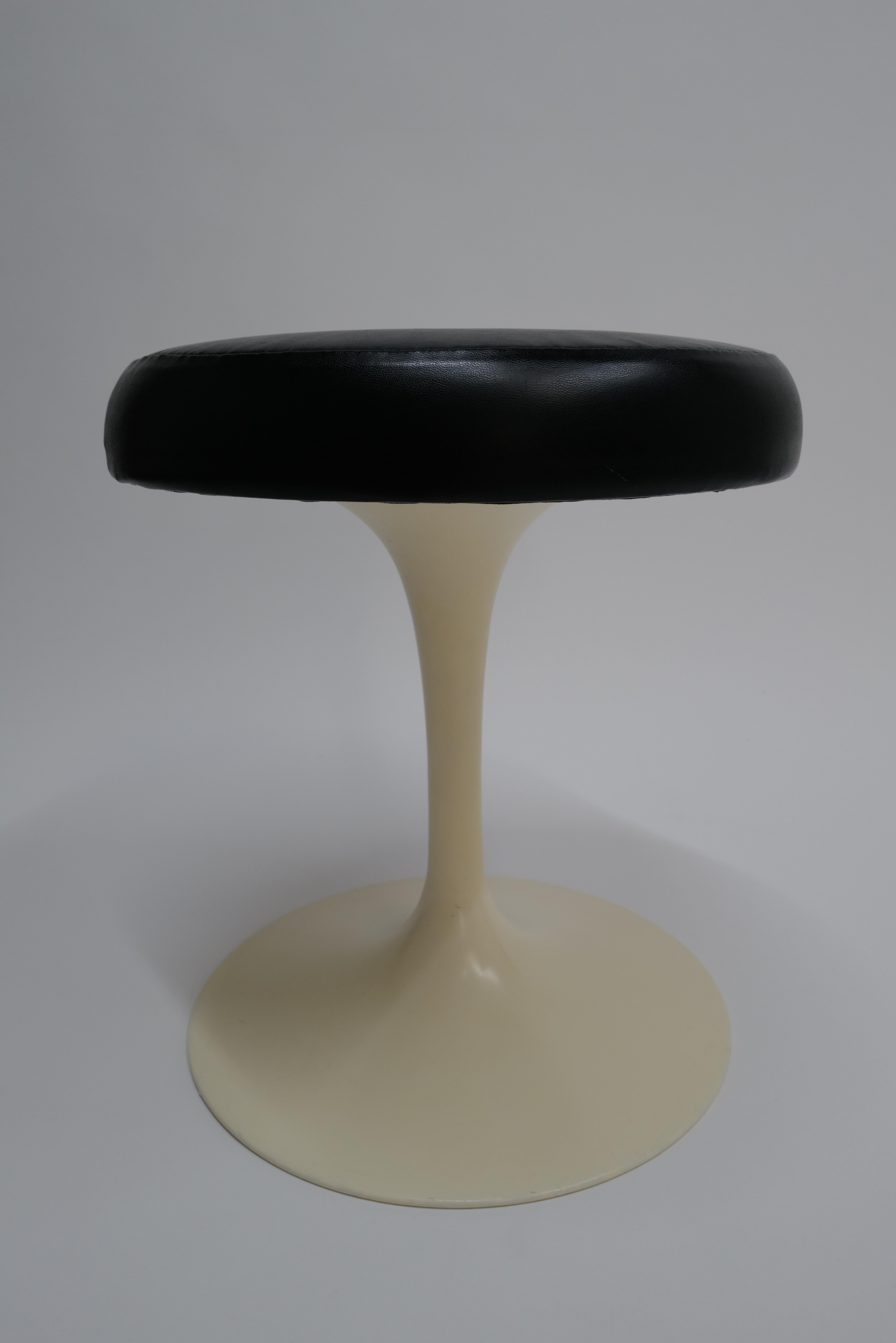 Tulip Stool by Eero Saarinen for Knoll For Sale 7