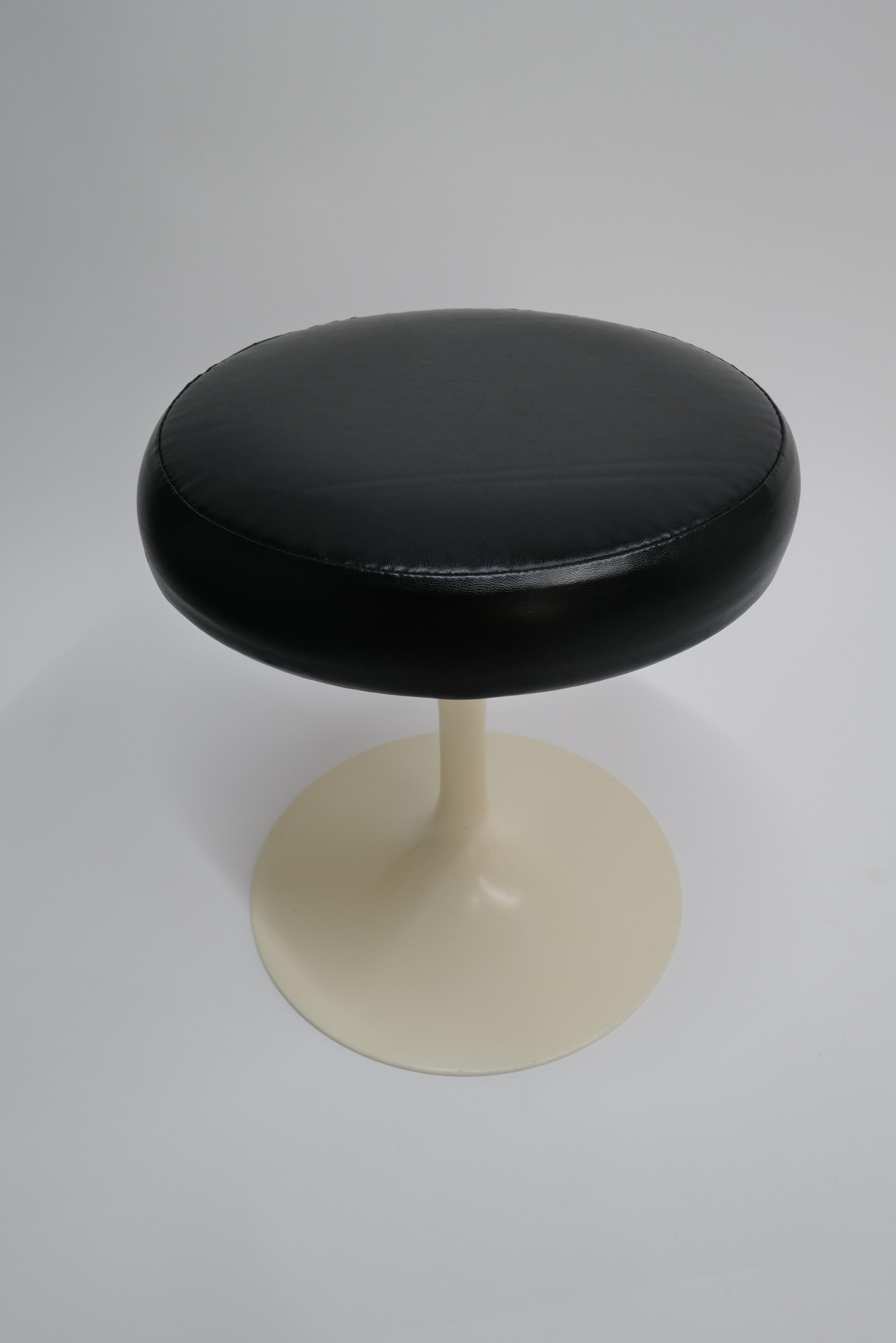 Mid-Century Modern Tulip Stool by Eero Saarinen for Knoll For Sale