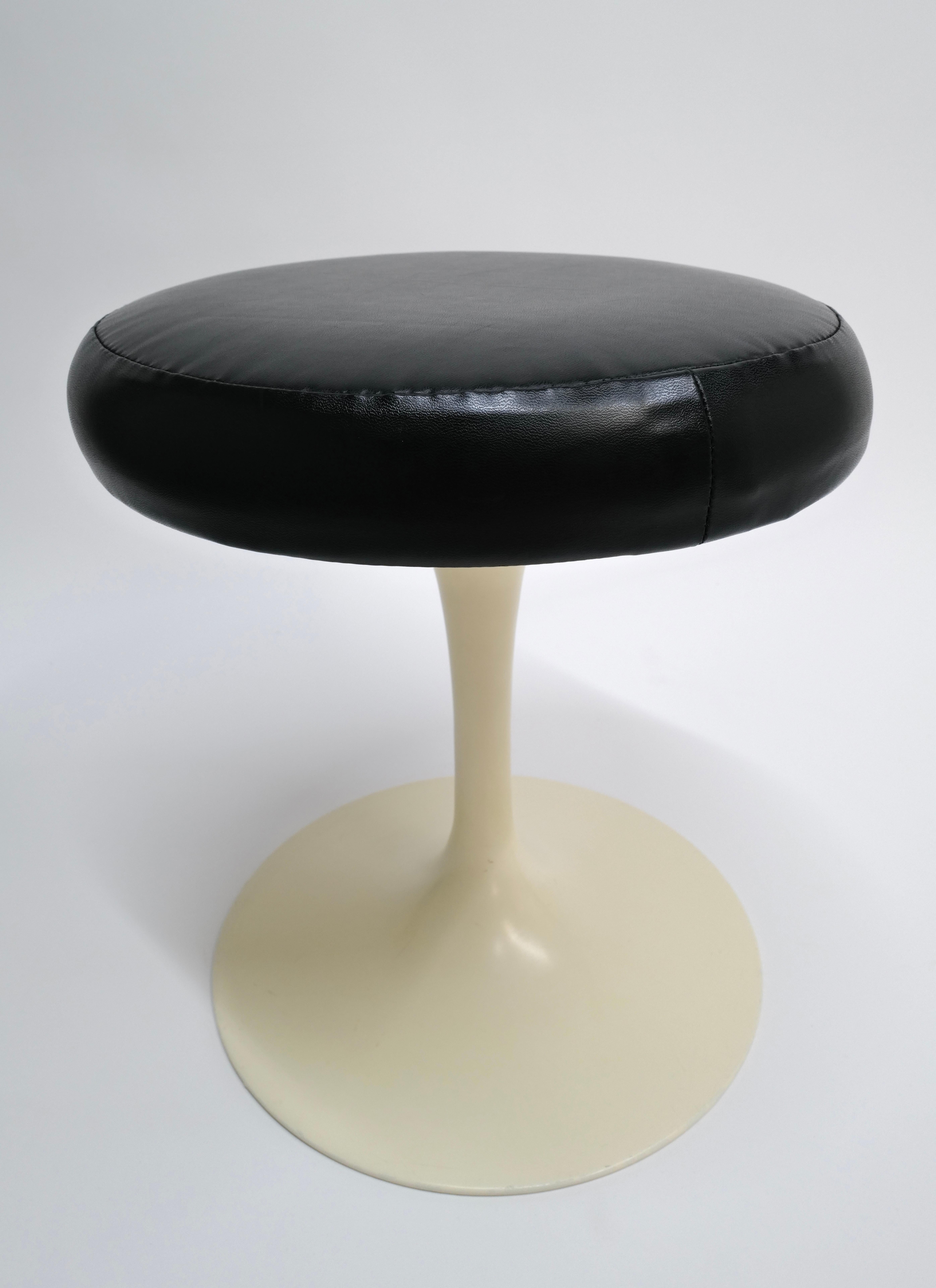 Tulip Stool by Eero Saarinen for Knoll In Good Condition For Sale In Oklahoma City, OK