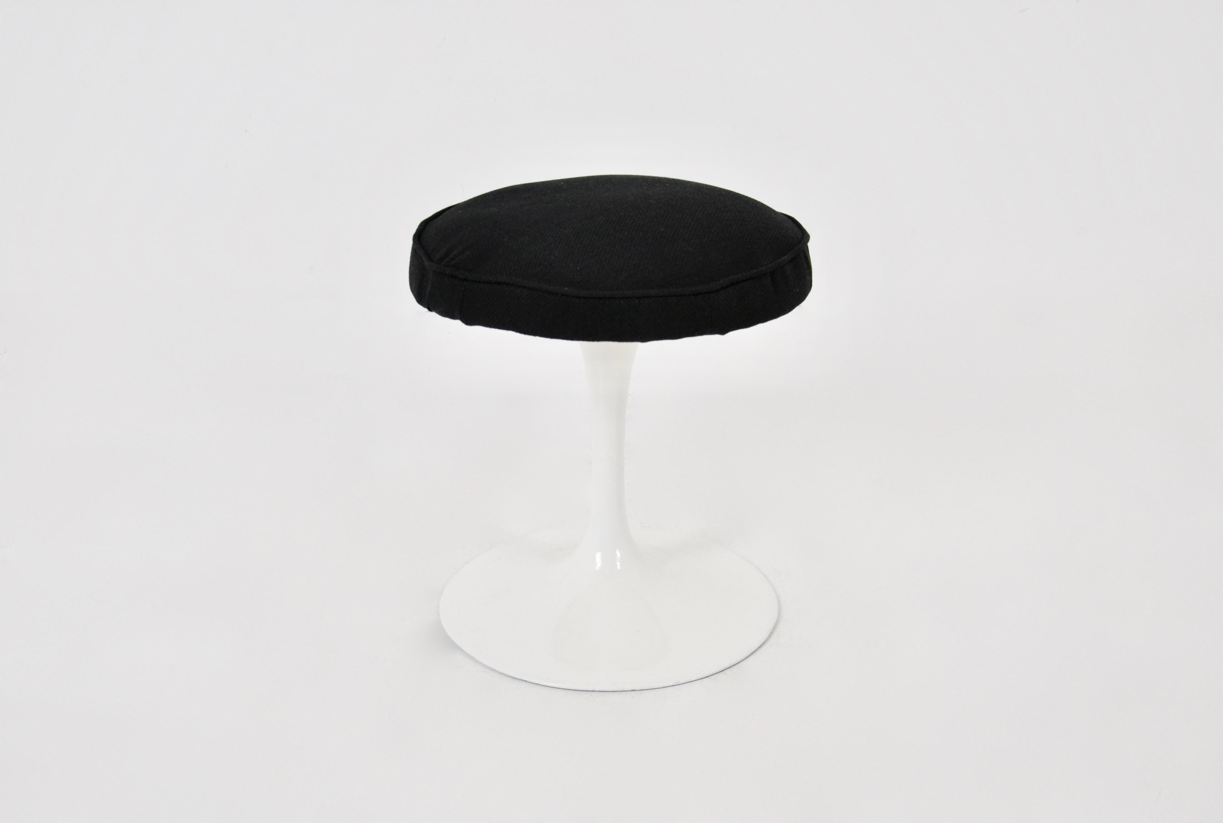 Stool stamped Knoll International. 
Cast aluminium base, 
Wear due to time and use of the stool.