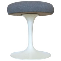 Sgabello "Tulip" disegnato da Eero Saarinen per Knoll