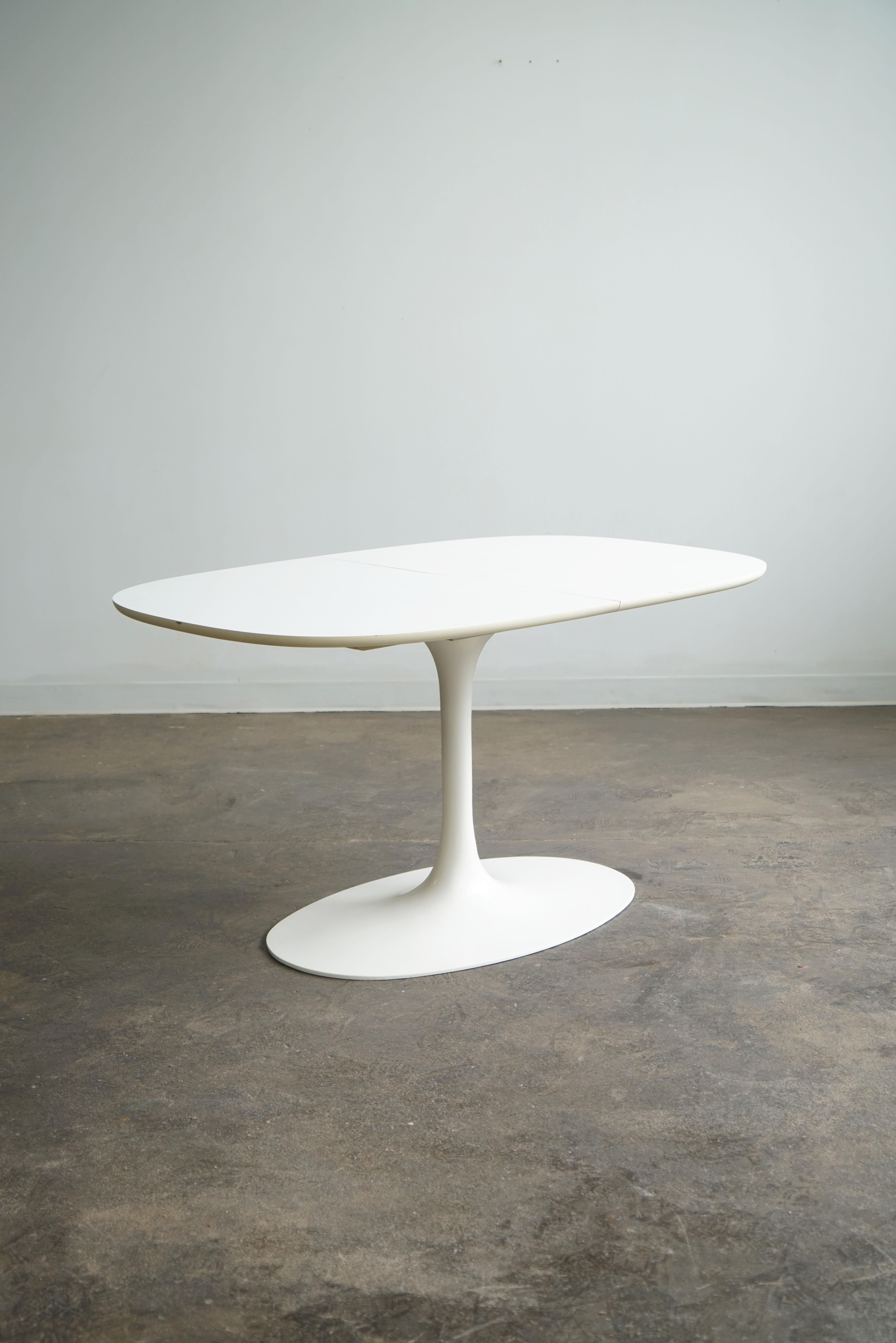 Tulip Style Dining table in the manner of Eero Saarinen.
Racetrack oval shaped laminate top.
57