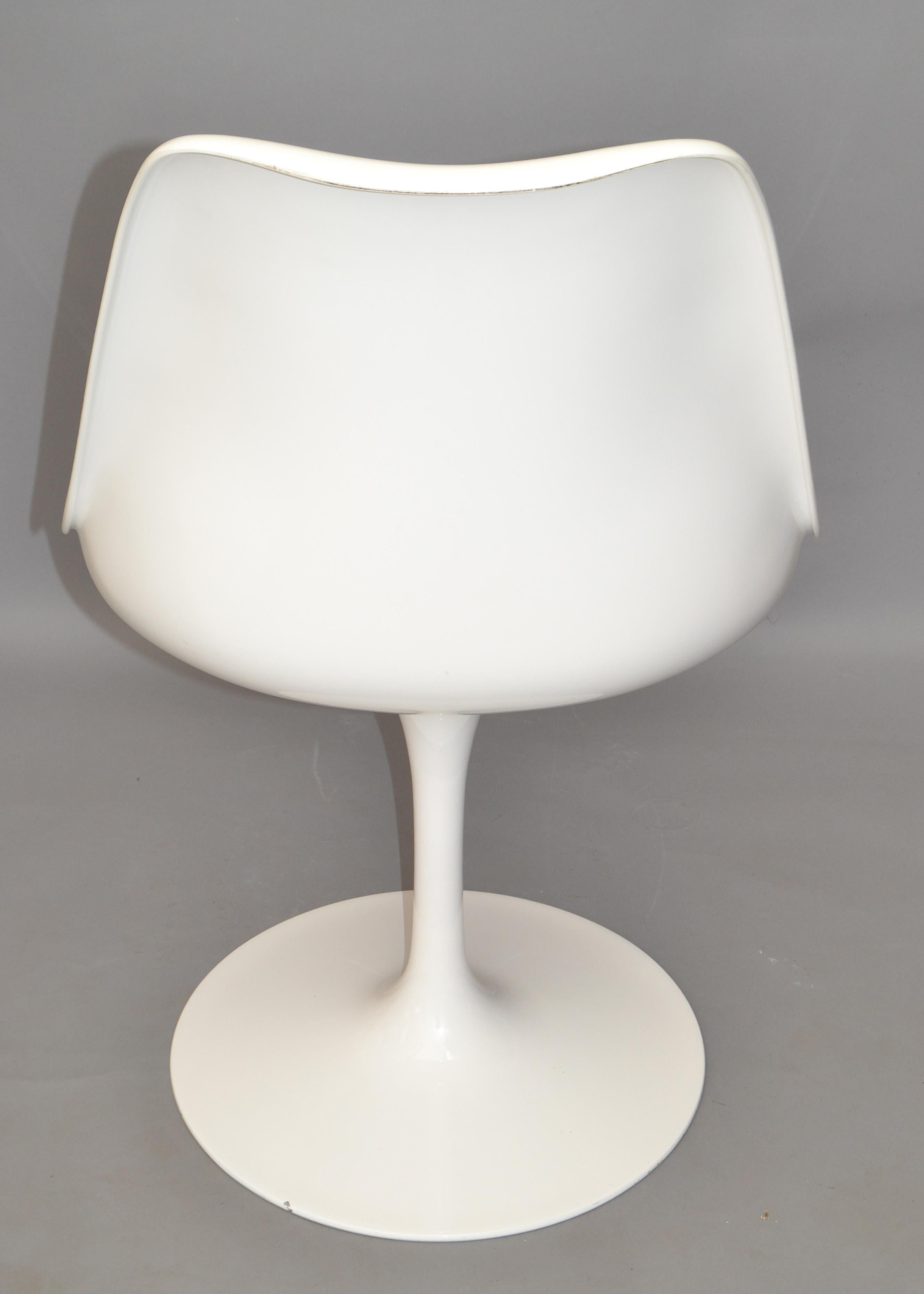 Tulip Swivel Chair in the Style of Knoll Attributed to Eero Saarinen White Blue 2