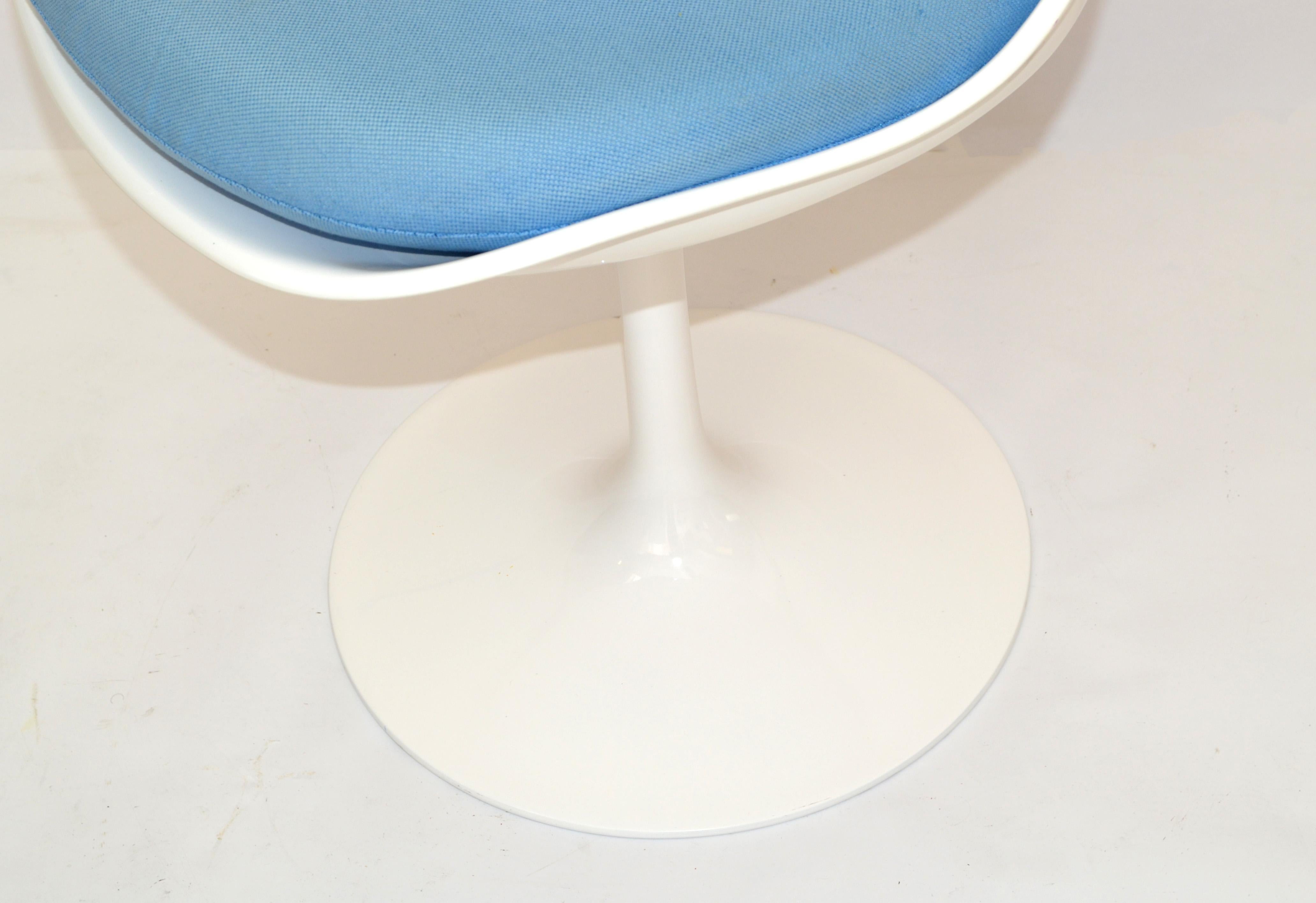 Tulip Swivel Chair in the Style of Knoll Attributed to Eero Saarinen White Blue 3