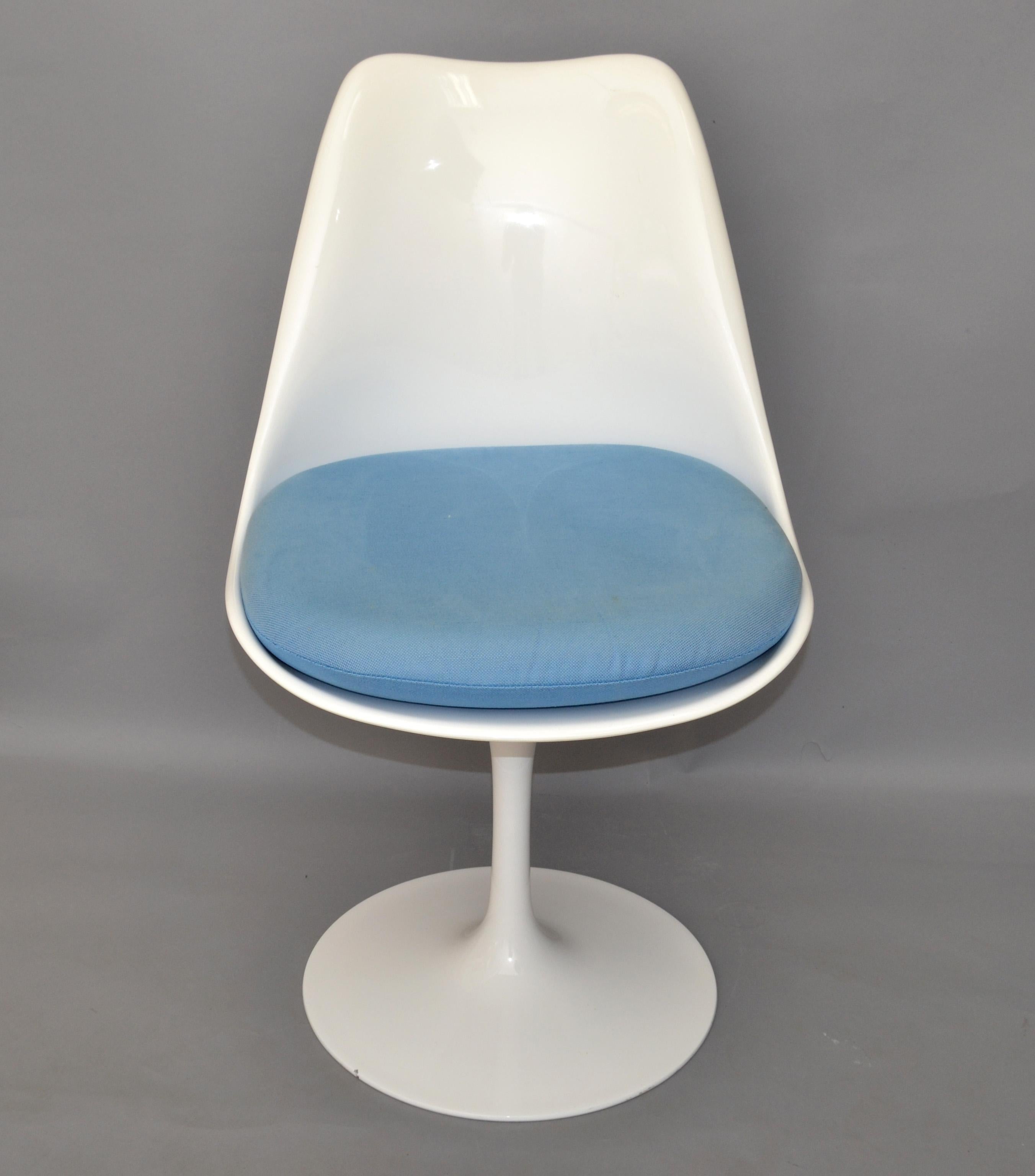 Tulip Swivel Chair in the Style of Knoll Attributed to Eero Saarinen White Blue 6