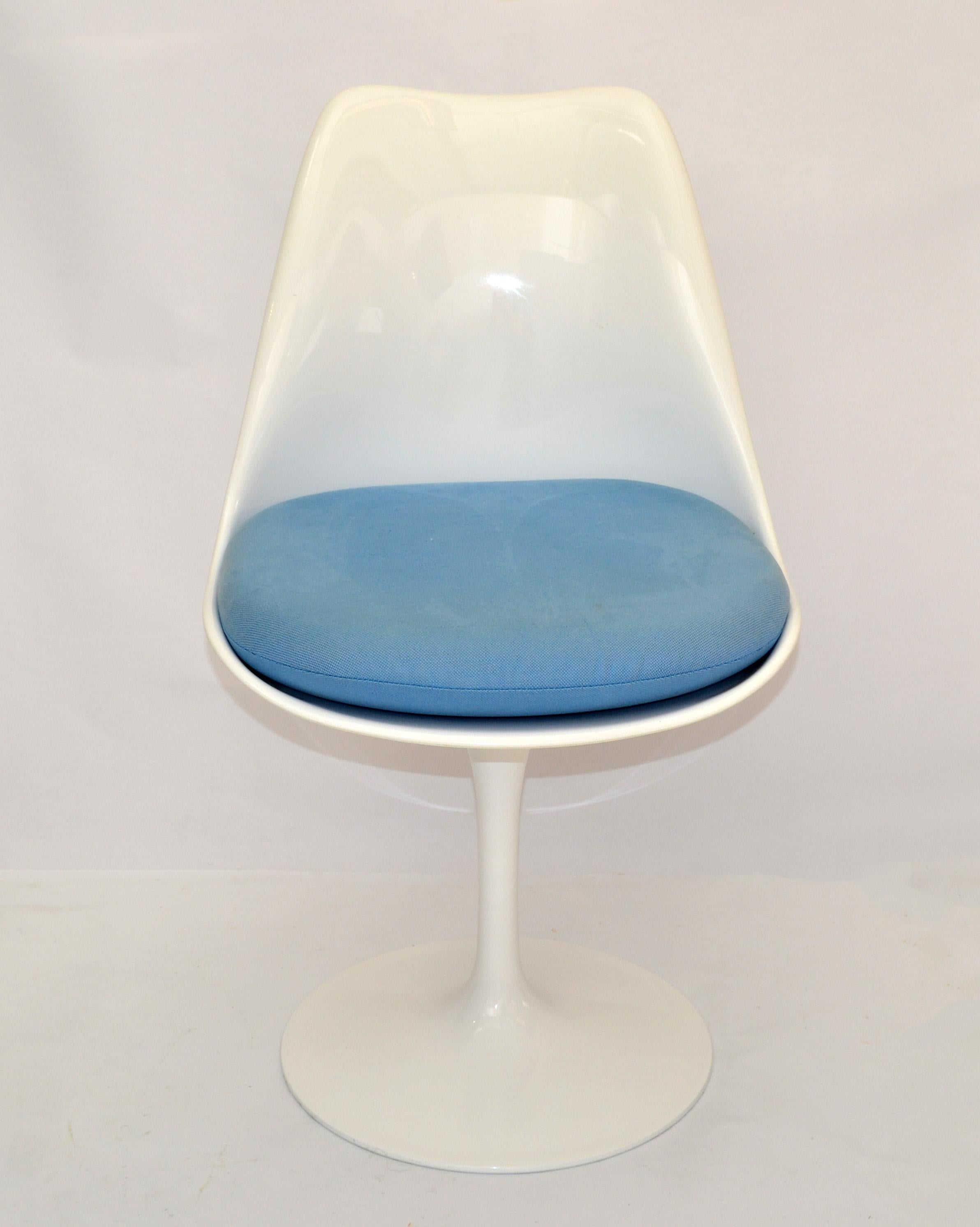 Modern white tulip swivel side, vanity or office chair attributed to Eero Saarinen and made in the Style of Knoll.
Comes with a thick light blue Seat Cushion and the swivel function works smoothly.
Iron cast base in white enamel with molded