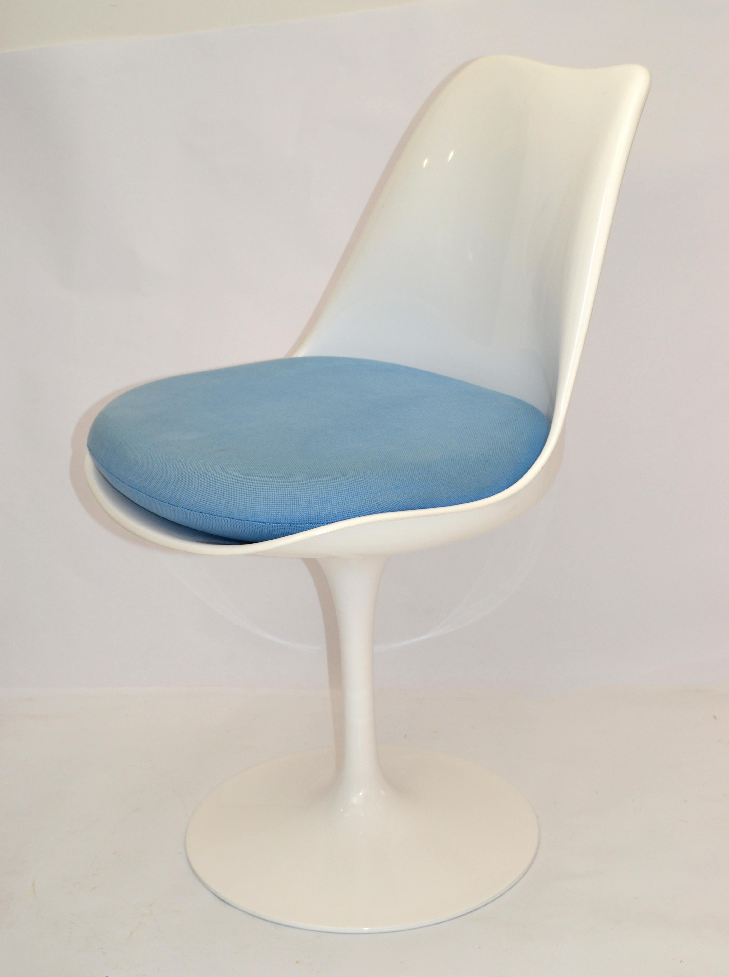 Modern Tulip Swivel Chair in the Style of Knoll Attributed to Eero Saarinen White Blue