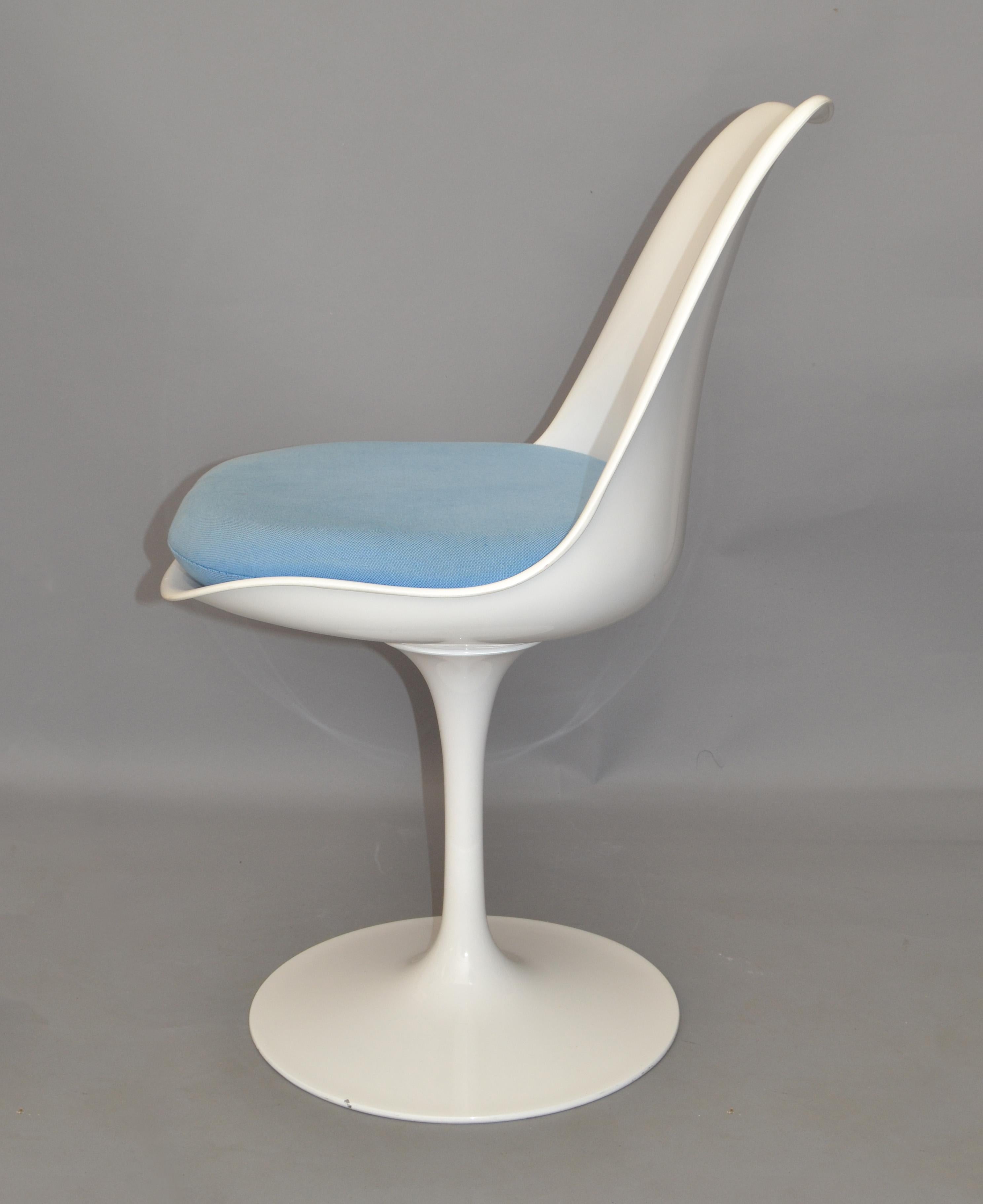 Cast Tulip Swivel Chair in the Style of Knoll Attributed to Eero Saarinen White Blue