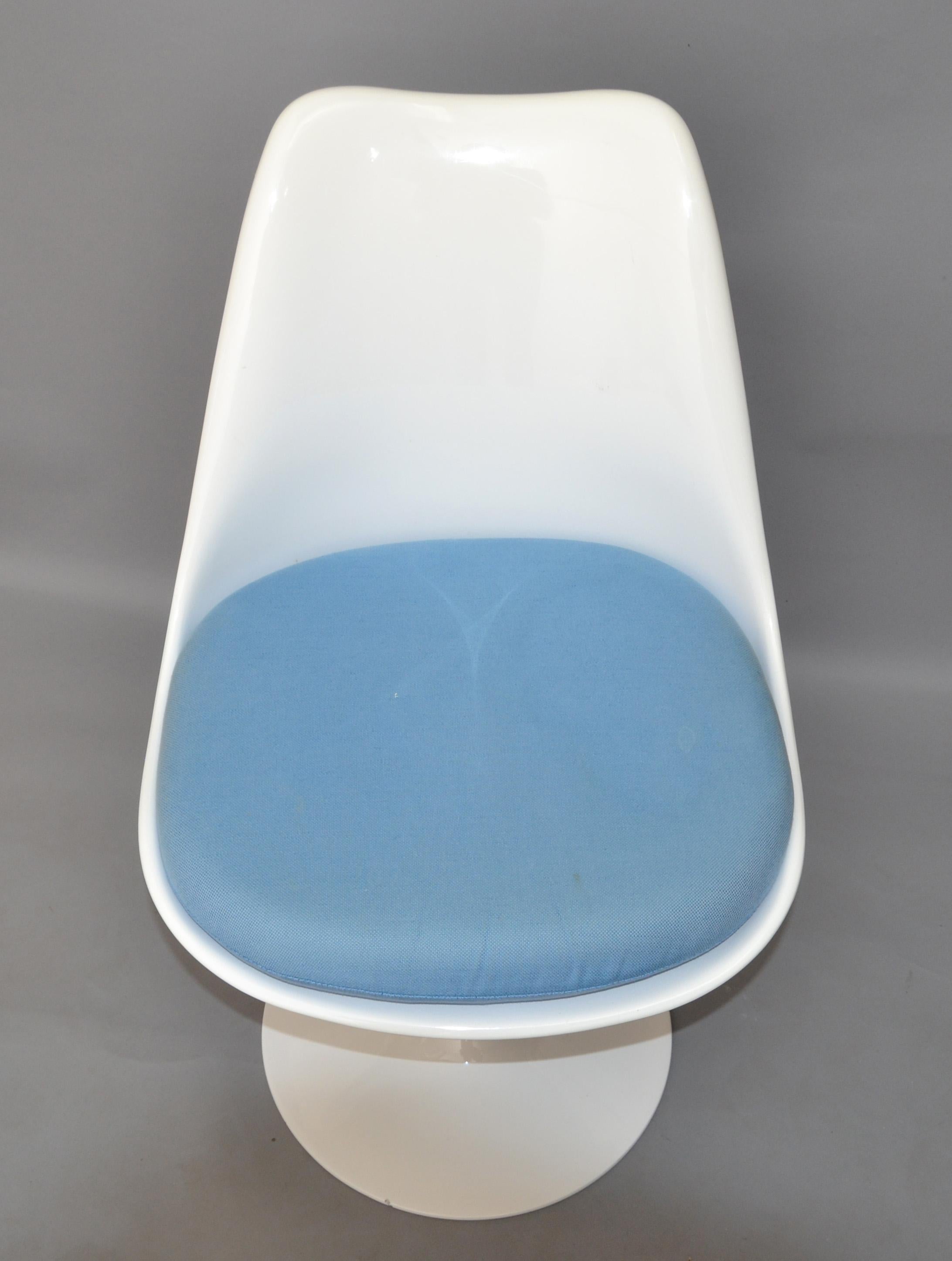 Tulip Swivel Chair in the Style of Knoll Attributed to Eero Saarinen White Blue In Good Condition In Miami, FL