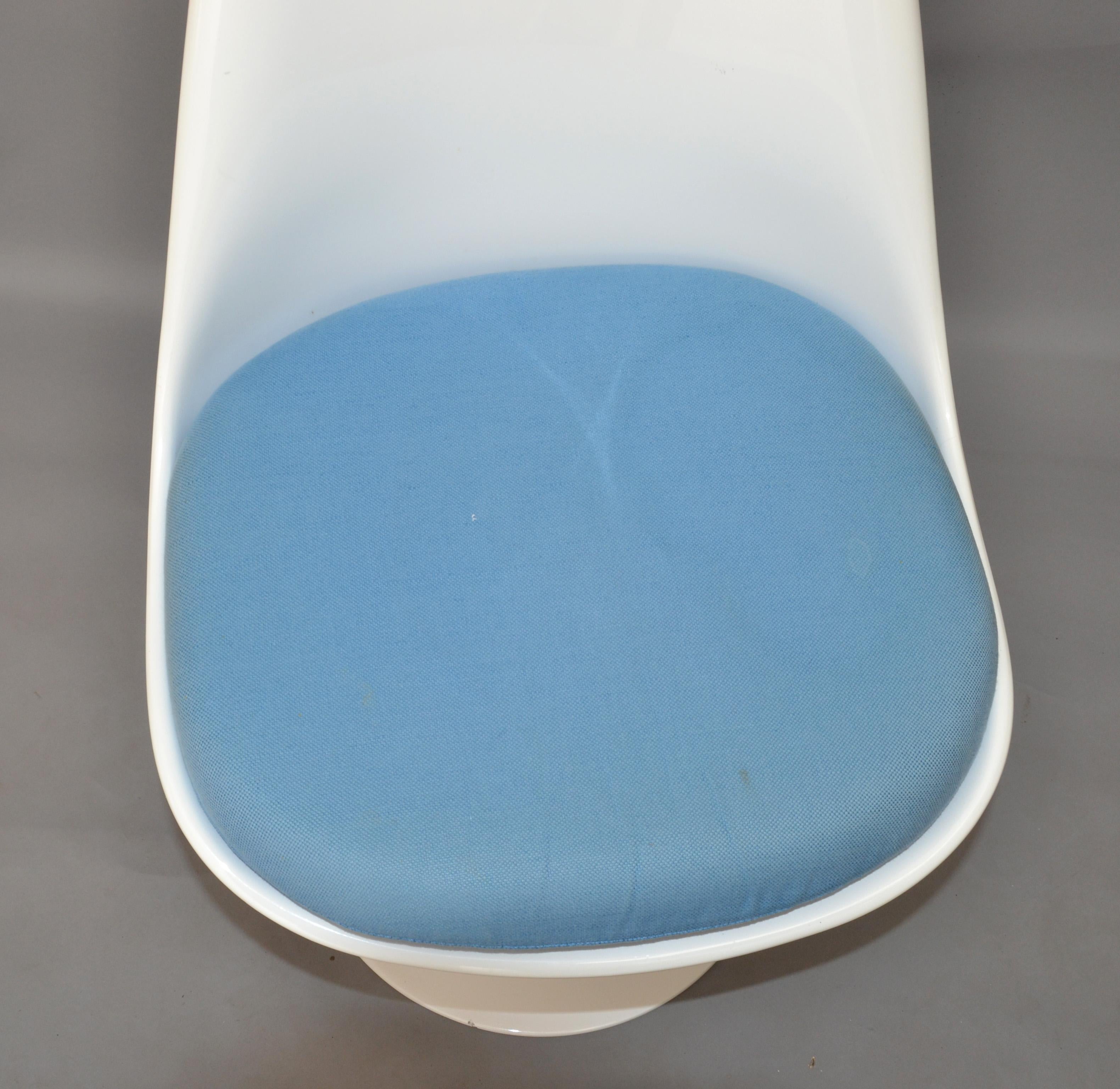 Late 20th Century Tulip Swivel Chair in the Style of Knoll Attributed to Eero Saarinen White Blue